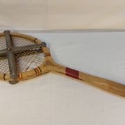 Ancienne raquette de tennis en bois doria spécial
