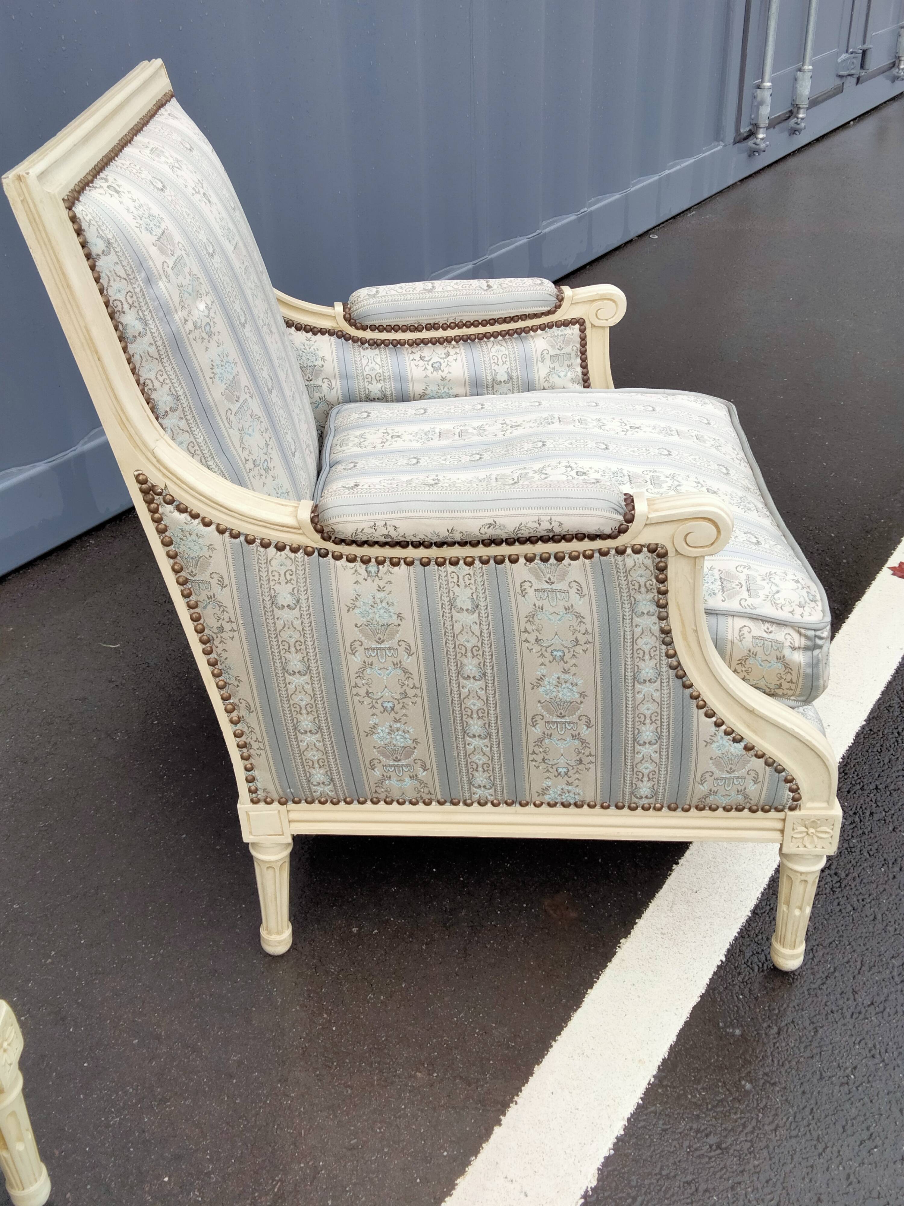 Paire de bergères fauteuils ancien style louis xvi vintage