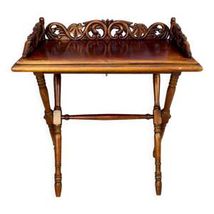 Table pliante sculptée ornée