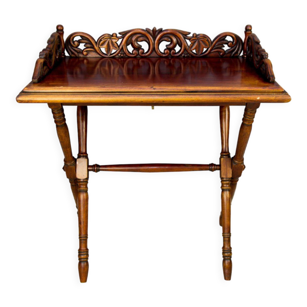 Table pliante sculptée ornée de style victorien, années 1920