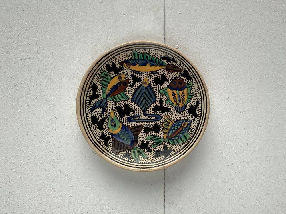 Vintage wall plate in hand-painted ceramic, 1970s.