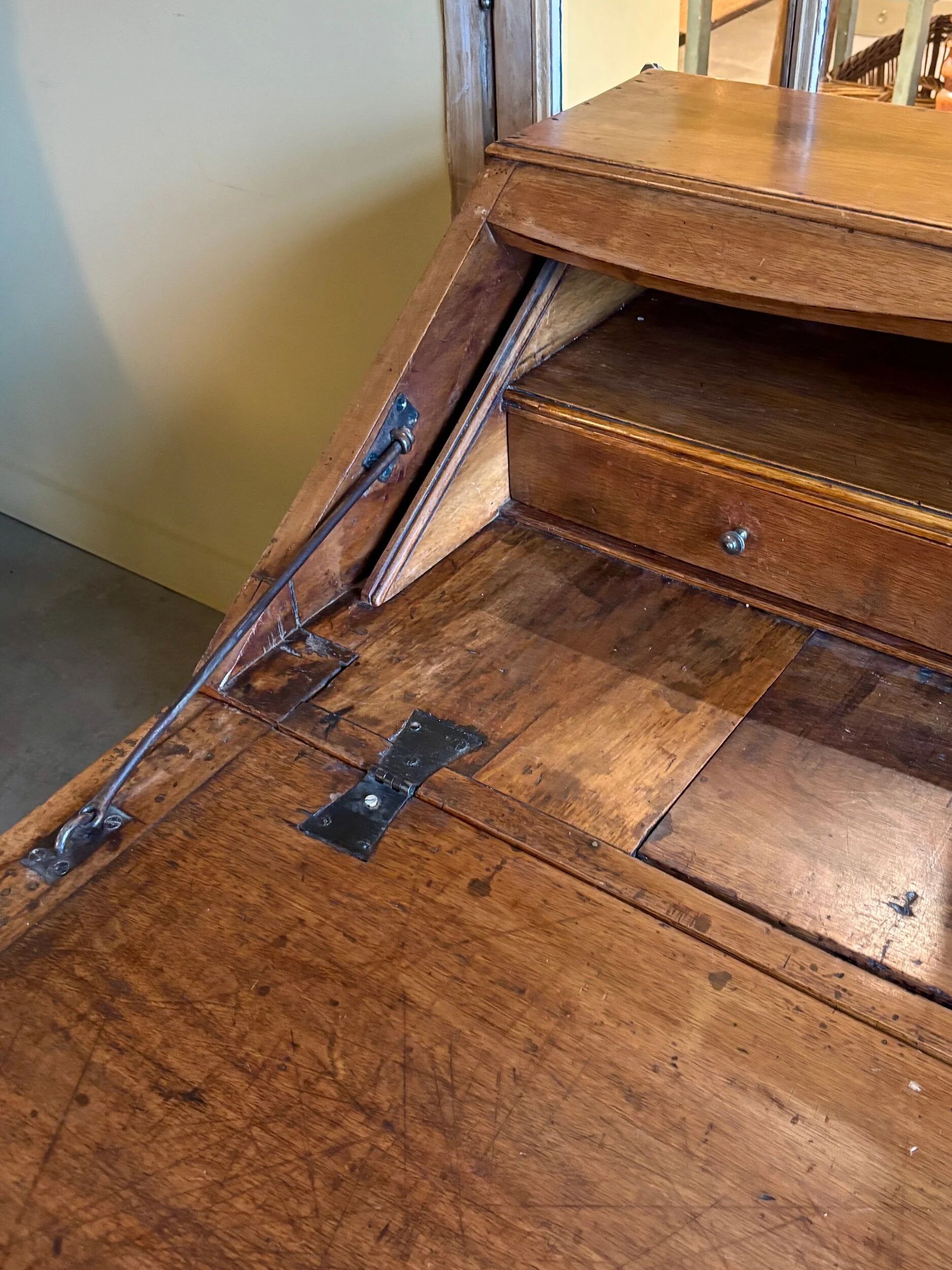 Secretary, sloped desk in walnut, 18th century ☐ 97.5 x 62 cm