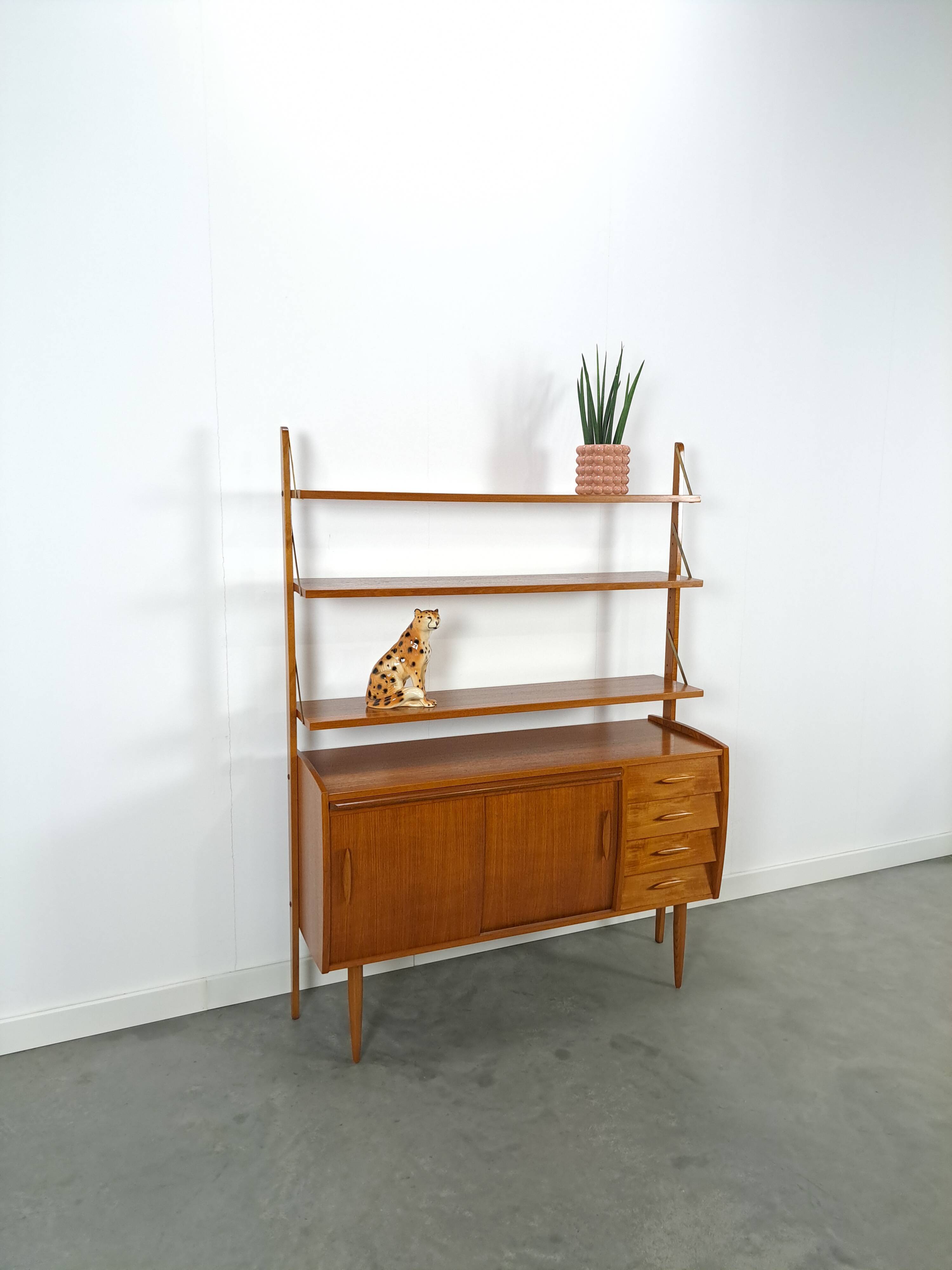Meuble mural scandinave en teck avec étagères, tiroir et bureau