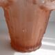Vase en verre givré rose