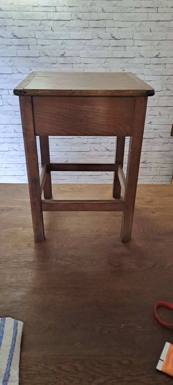 Tabouret bois marron teint 1940 avec casier meuble d'appoint décoration cuisine atelier véranda