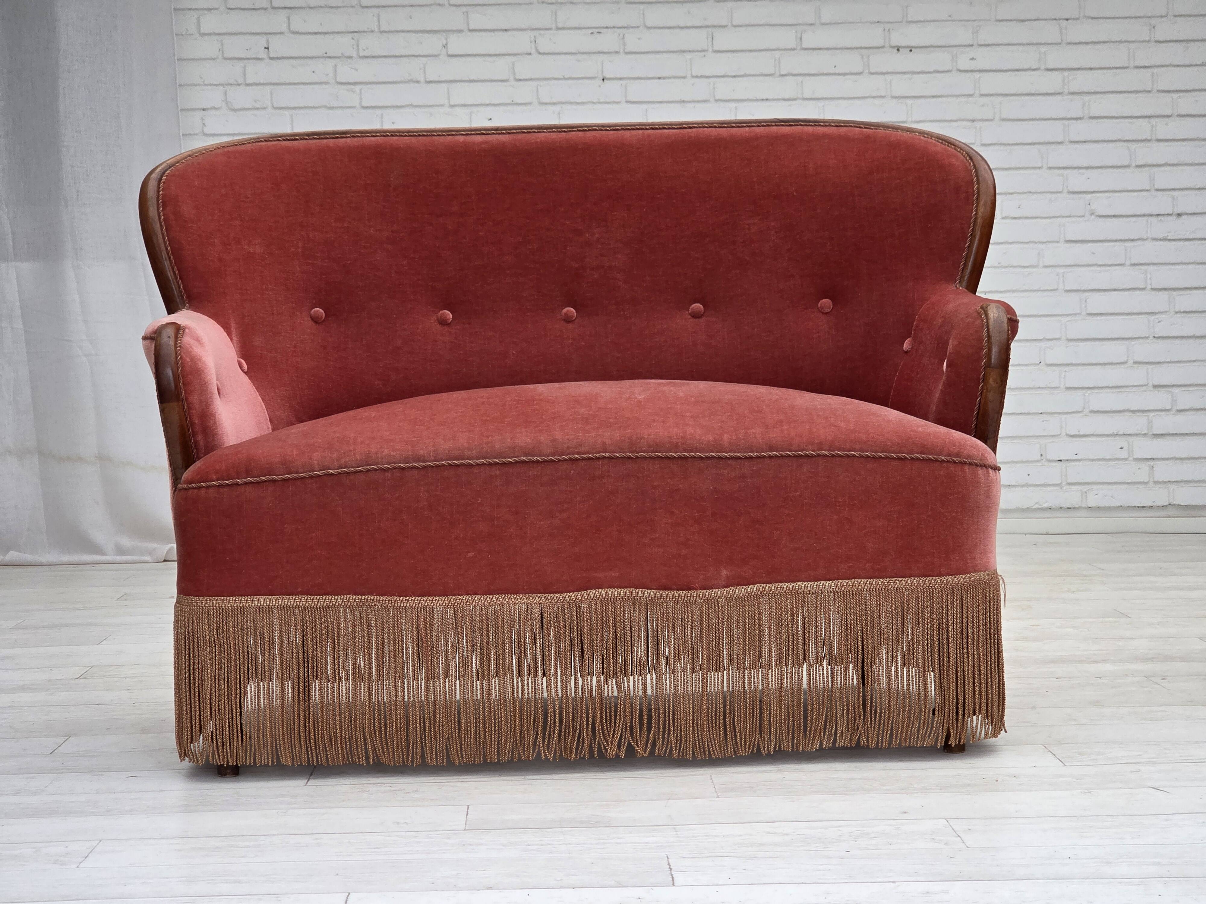 Canapé danois 2 places des années 1930, velours d'ameublement rose saumon, bois de frêne.