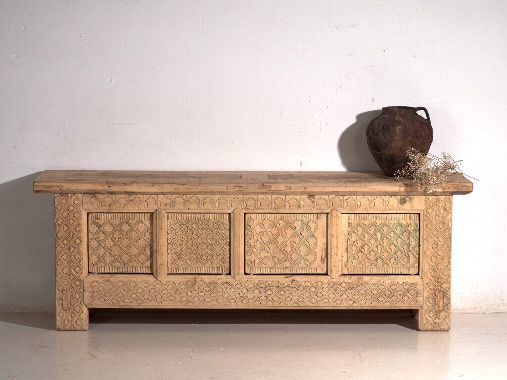 Buffet bas ancien sculpté en bois de sapin – Chine, vers 1900