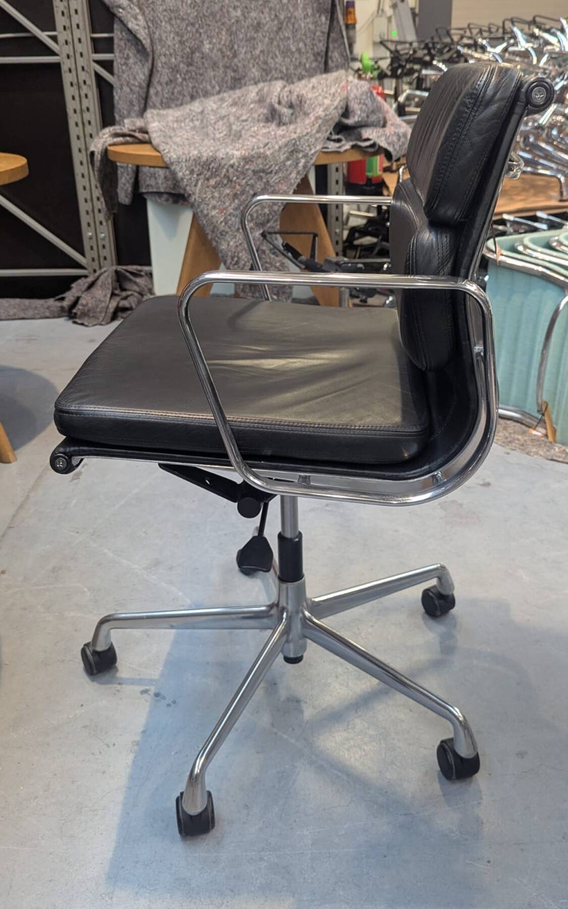 Charles & Ray Eames EA217 Office Chair in Chrome and Black leather, Vitra
