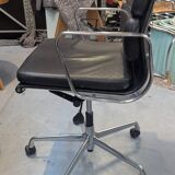 Charles & Ray Eames EA217 Office Chair in Chrome and Black leather, Vitra