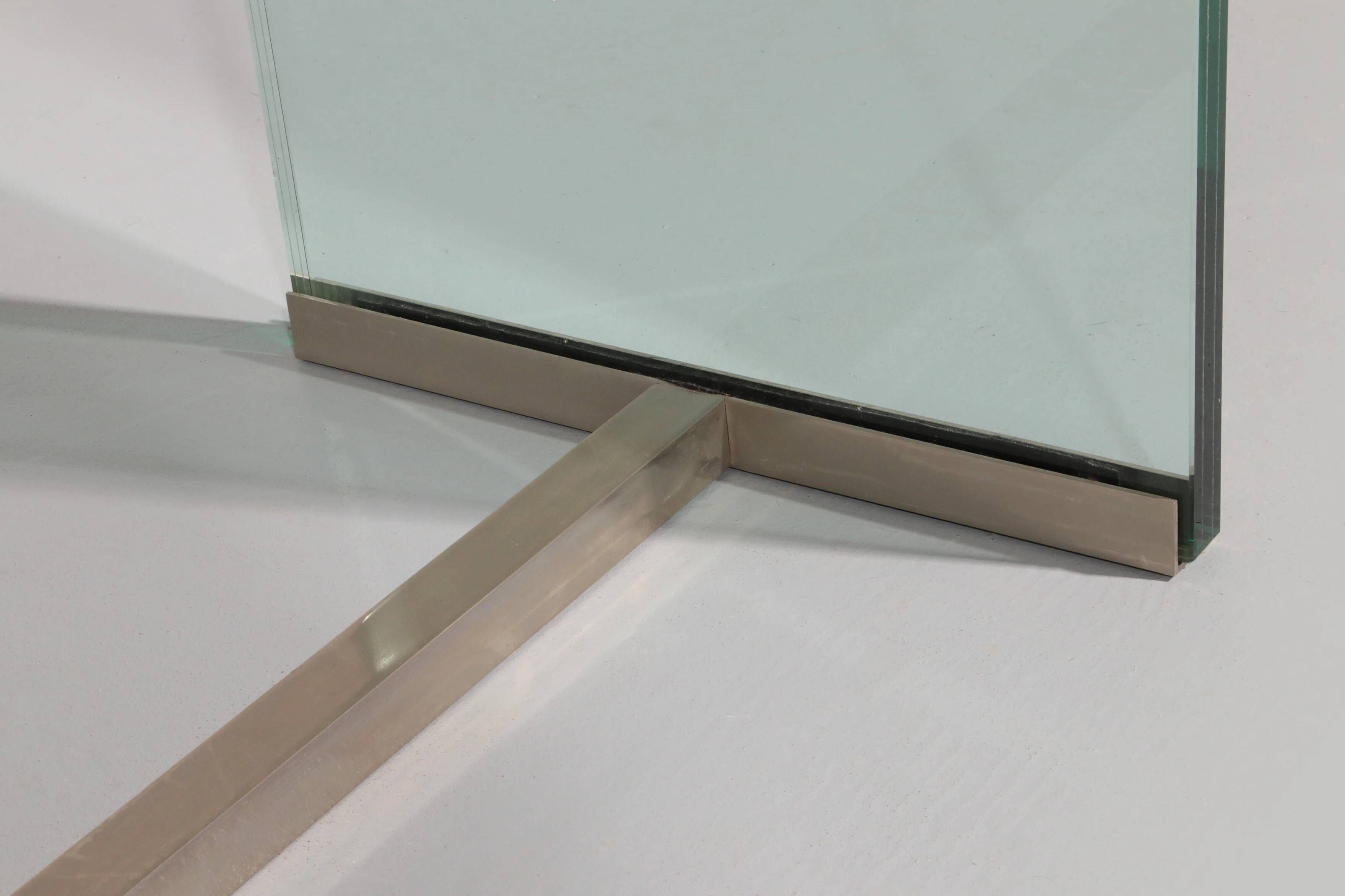 Table d'appoint Modèle T30 par Peter Ghyczy - design des années 1970 (2 mètres de long)