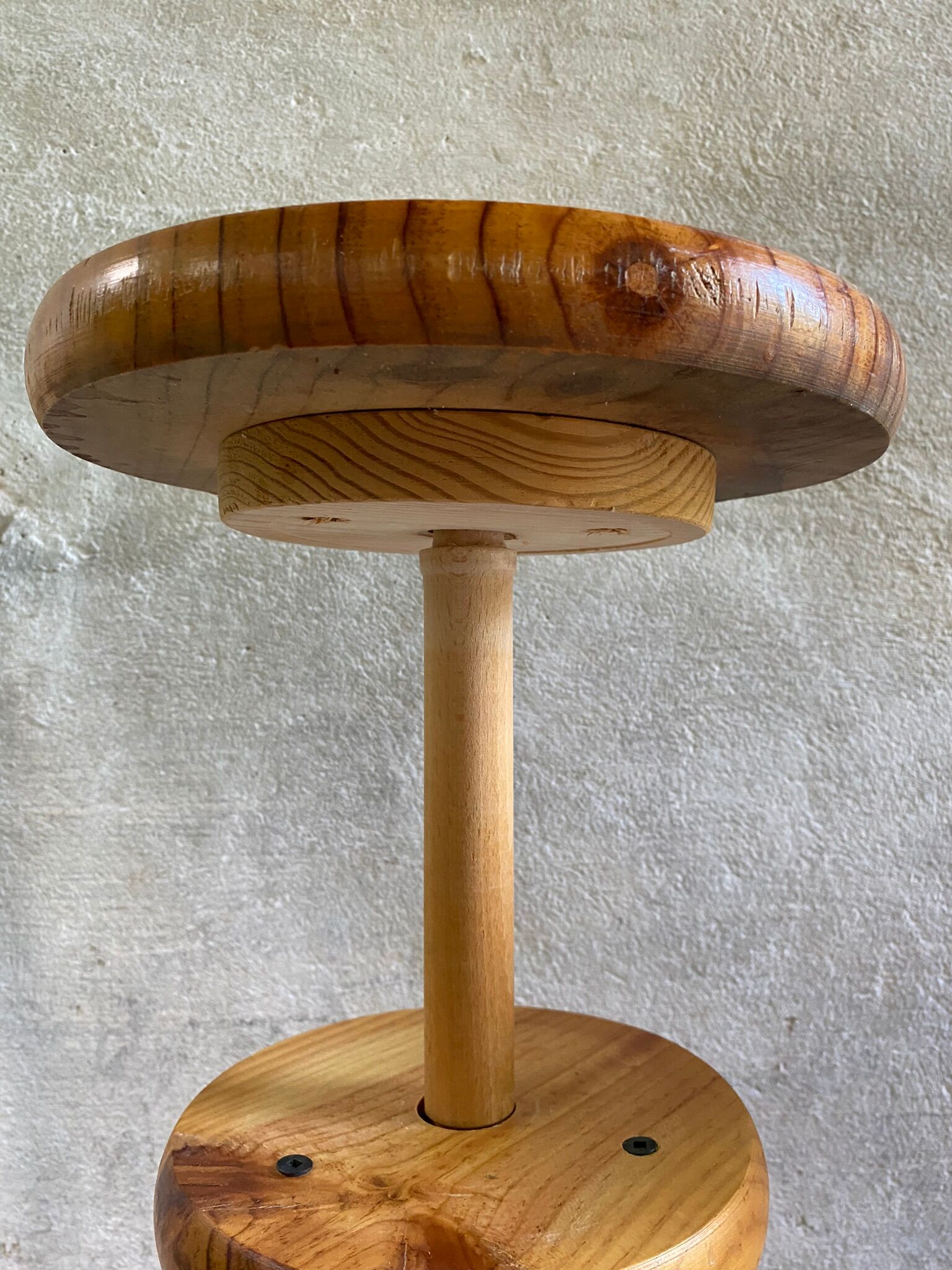Vintage tripod workshop stool in pitchpin with height-adjustable screws