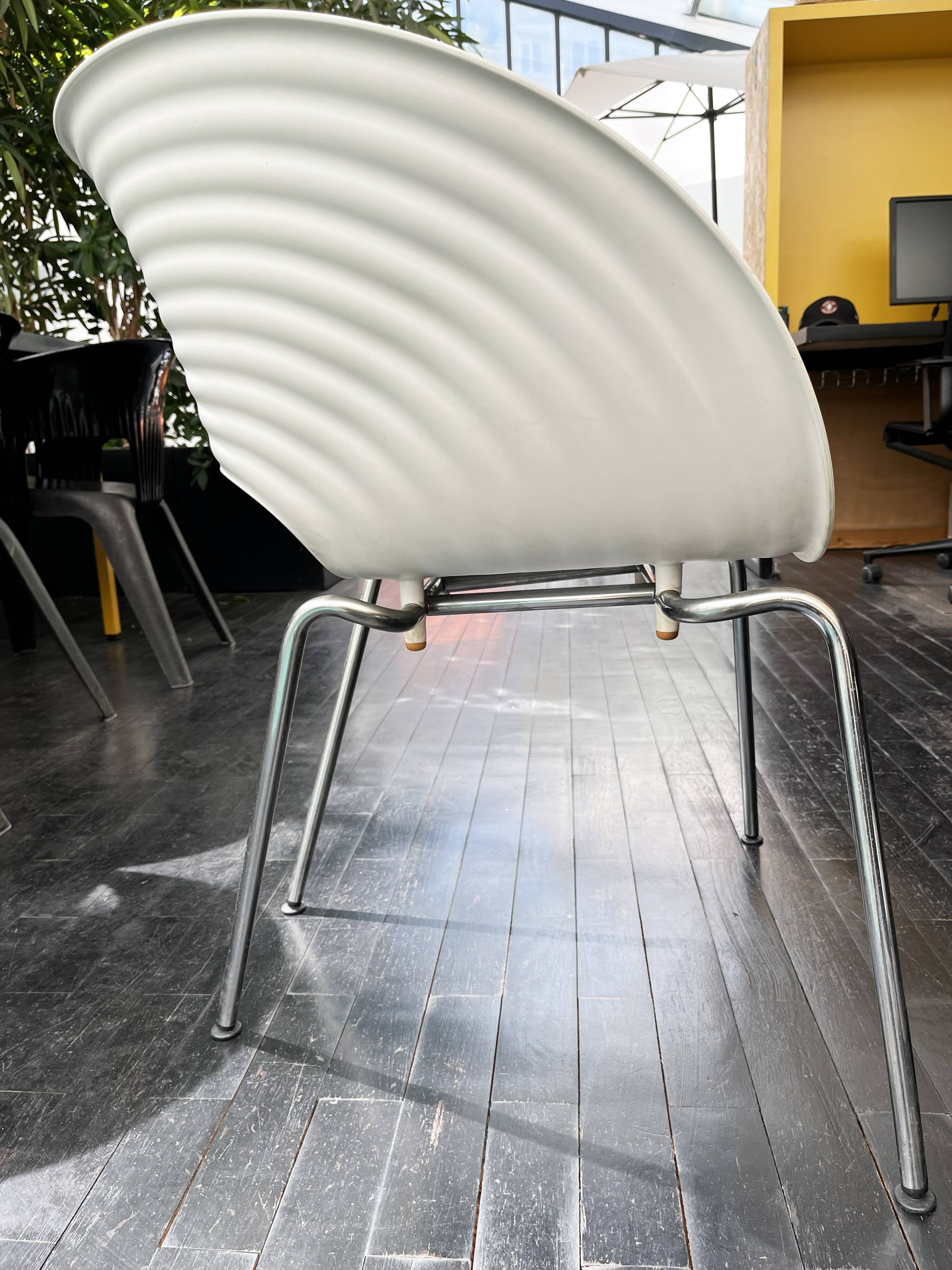 4 Tom Vac chairs designed by Ron Arad with a white round table of 110cm.