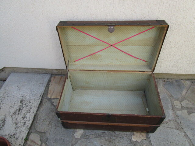 Trunk/old wooden chest