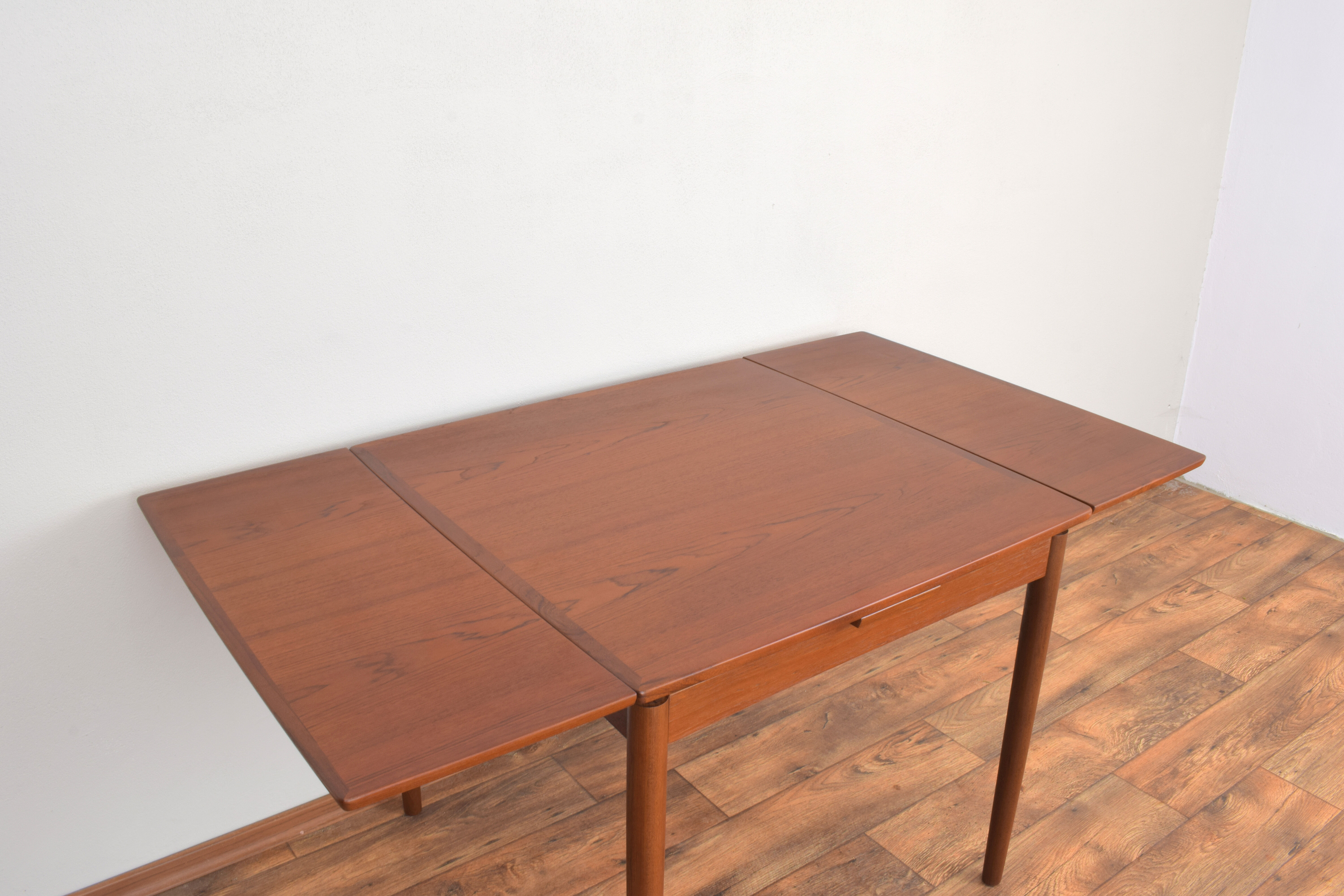 Mid-Century Danish Teak Extendable Dining Table from Hundevad & Co., 1960s.