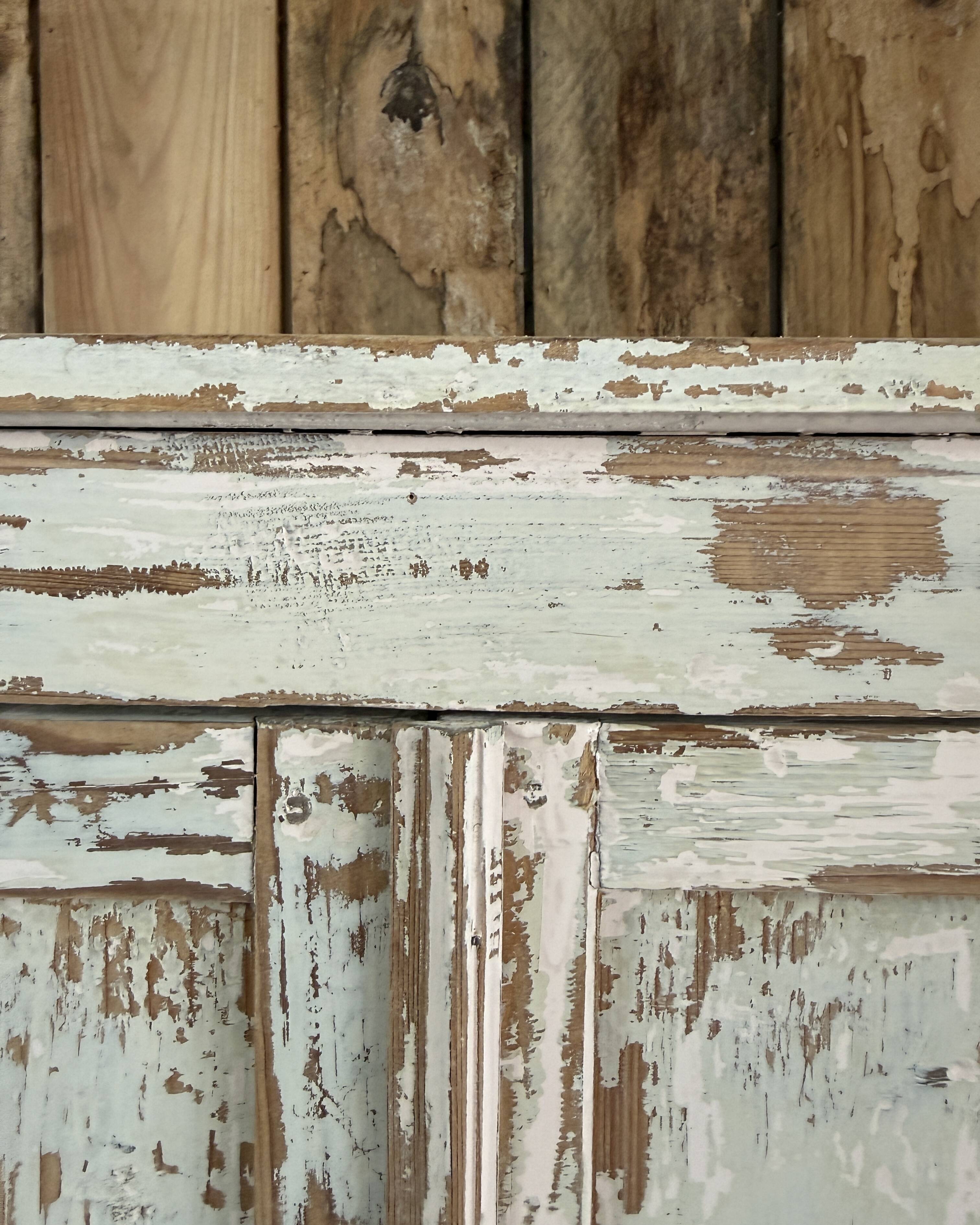 Armoire parisienne patinée