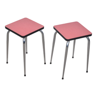 Tabourets en formica rouges