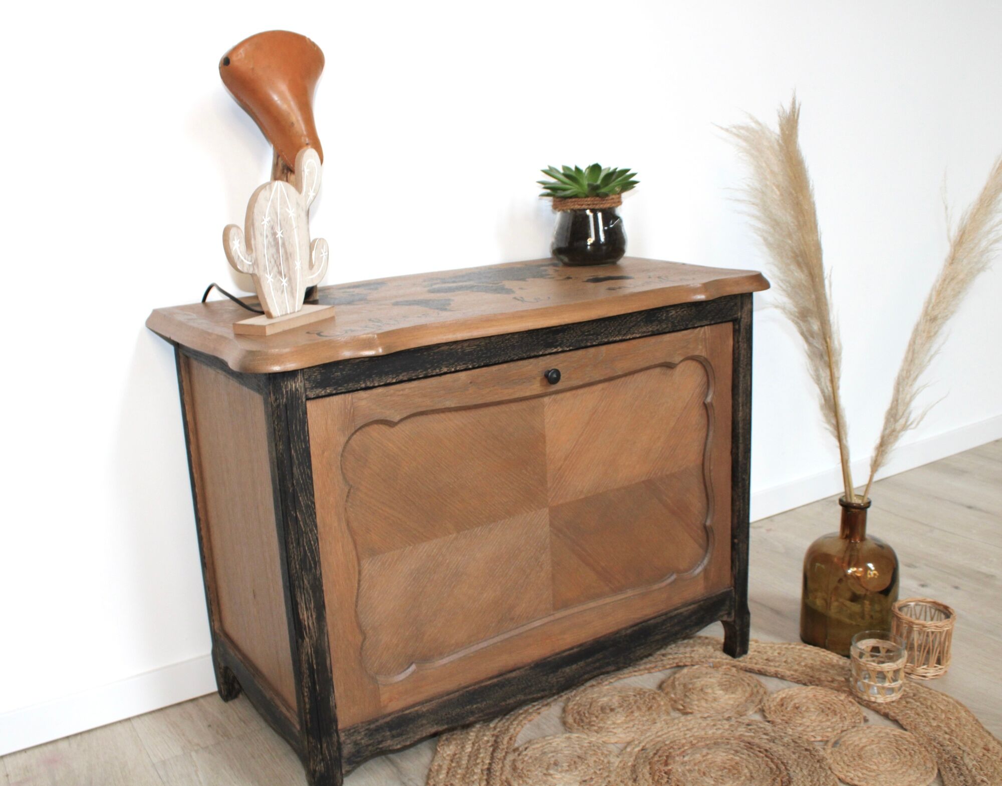 Storage cabinet "explores the world" stencil world map