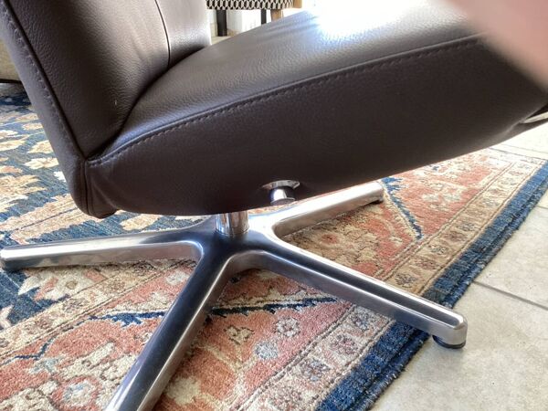 Fauteuil pivotant en cuir chocolat