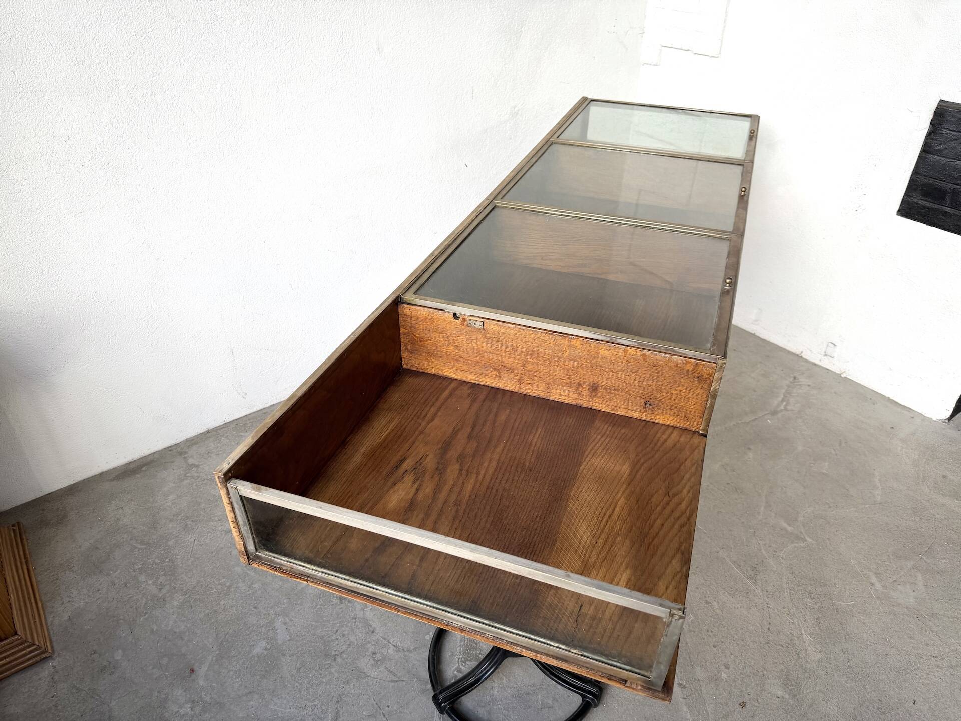 Oak and brass-mounted display cabinet on legs – Circa 1950