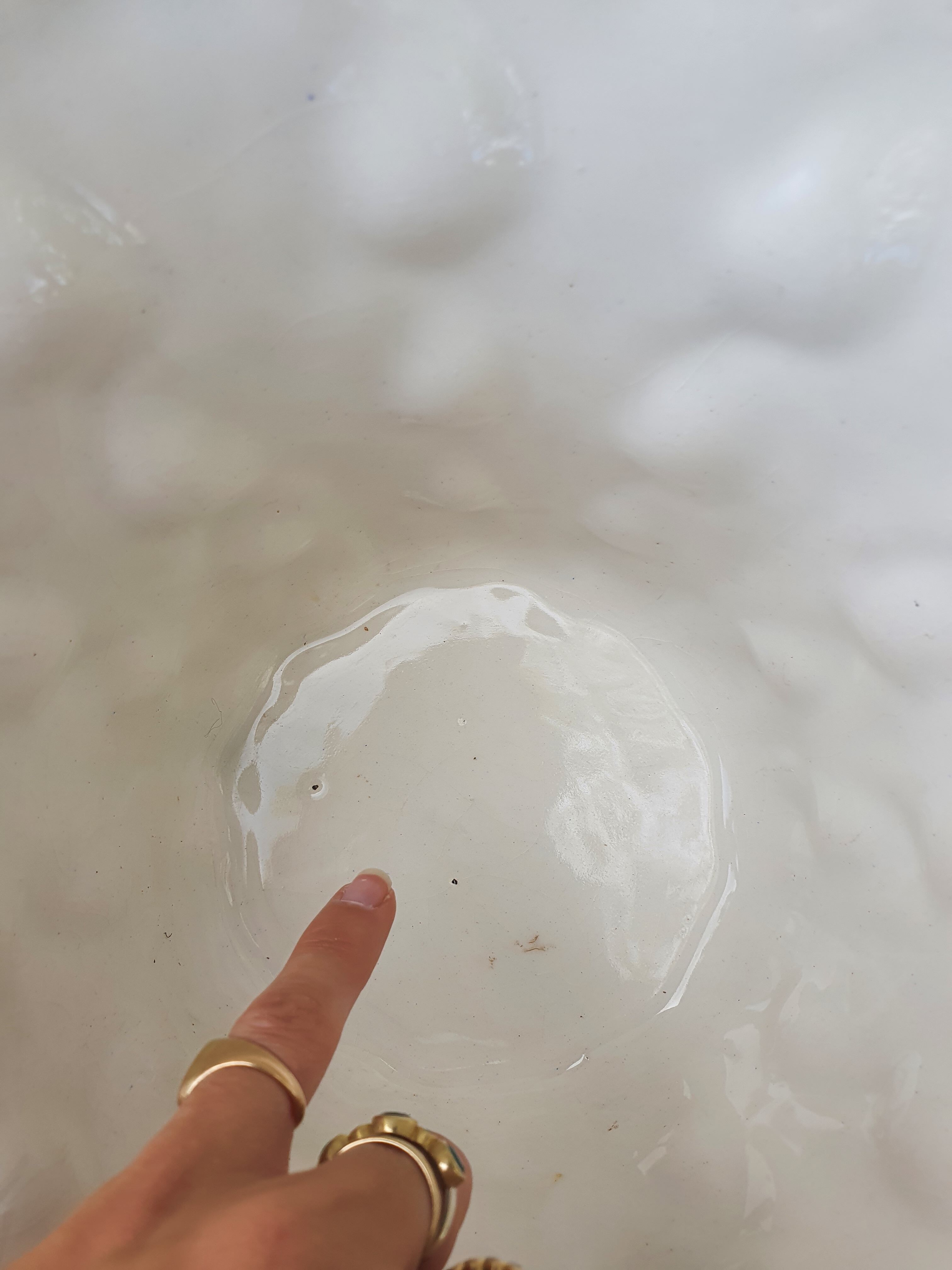 Important white earthenware pot cache with leafy decoration