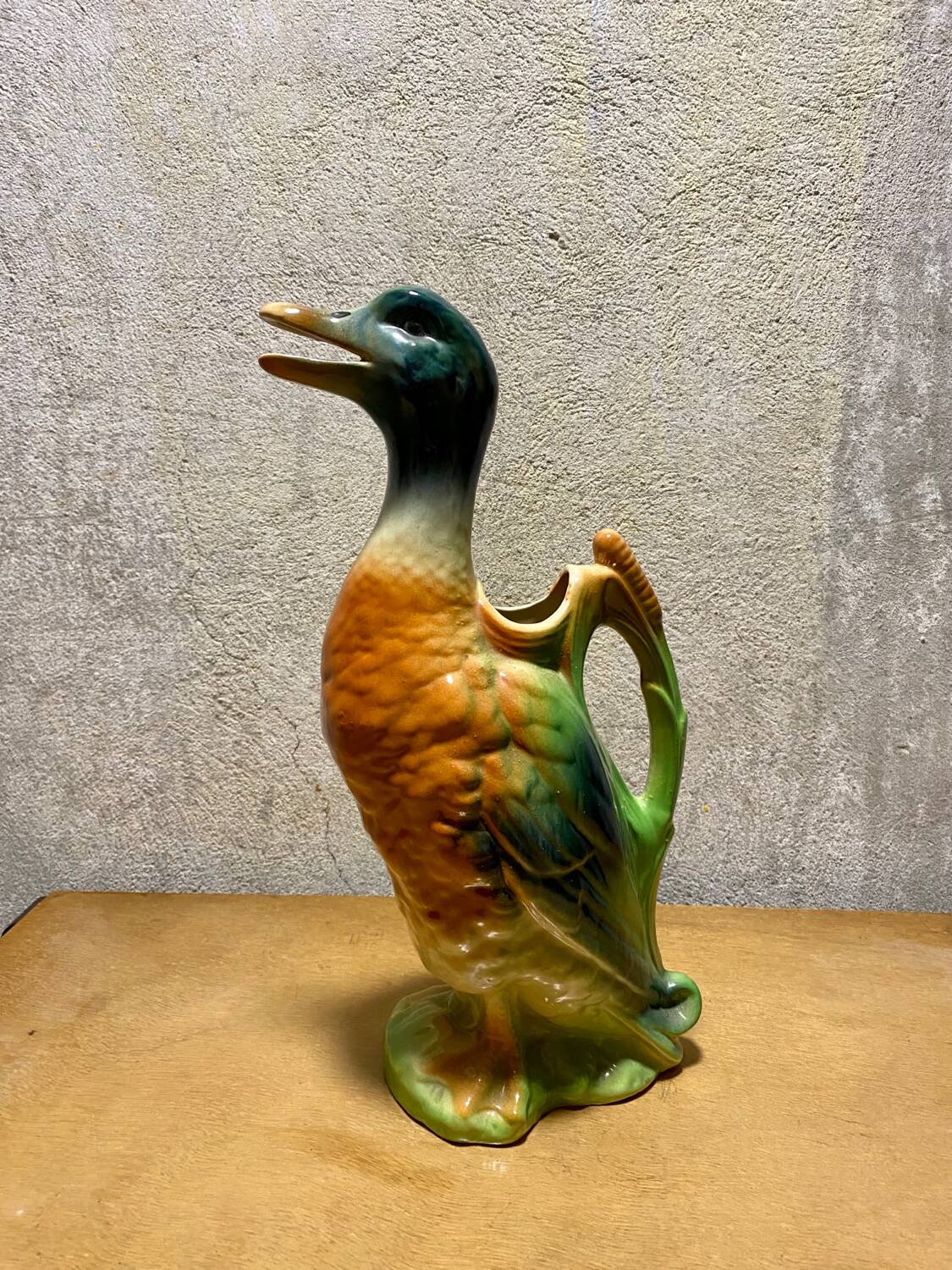Pichet en barbotine, Canard, manufacture St Clement