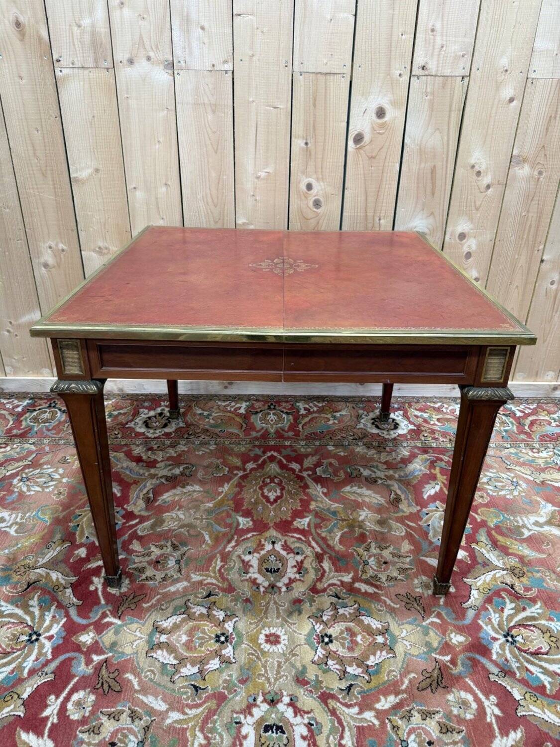 Table extensible style Louis XVI – Plateau cuir doré au petit fer – Bronze doré