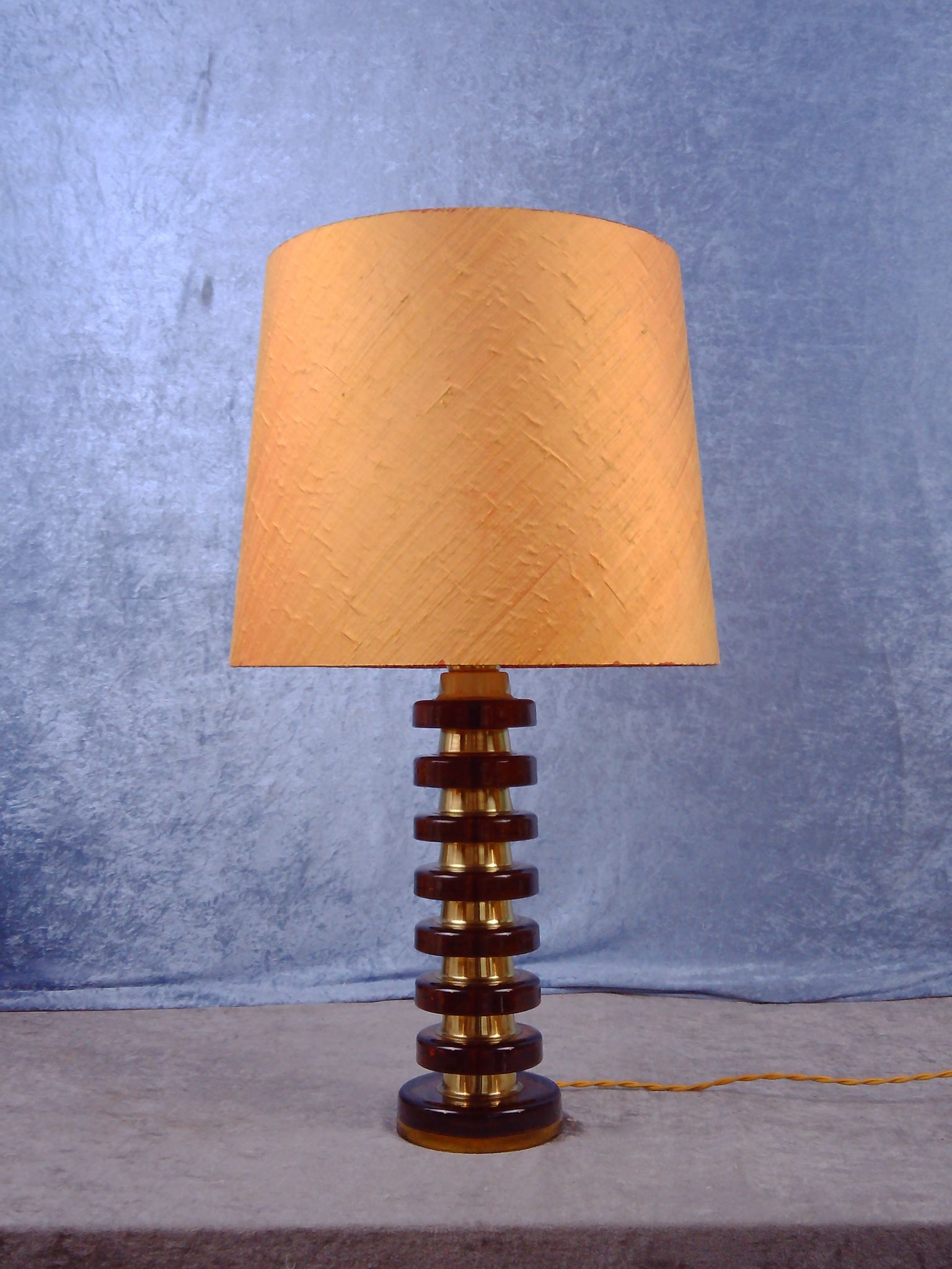 Glass and brass tablelamp from Möllers Armaturfabrik Eskilstuna, Sweden. 1970's.