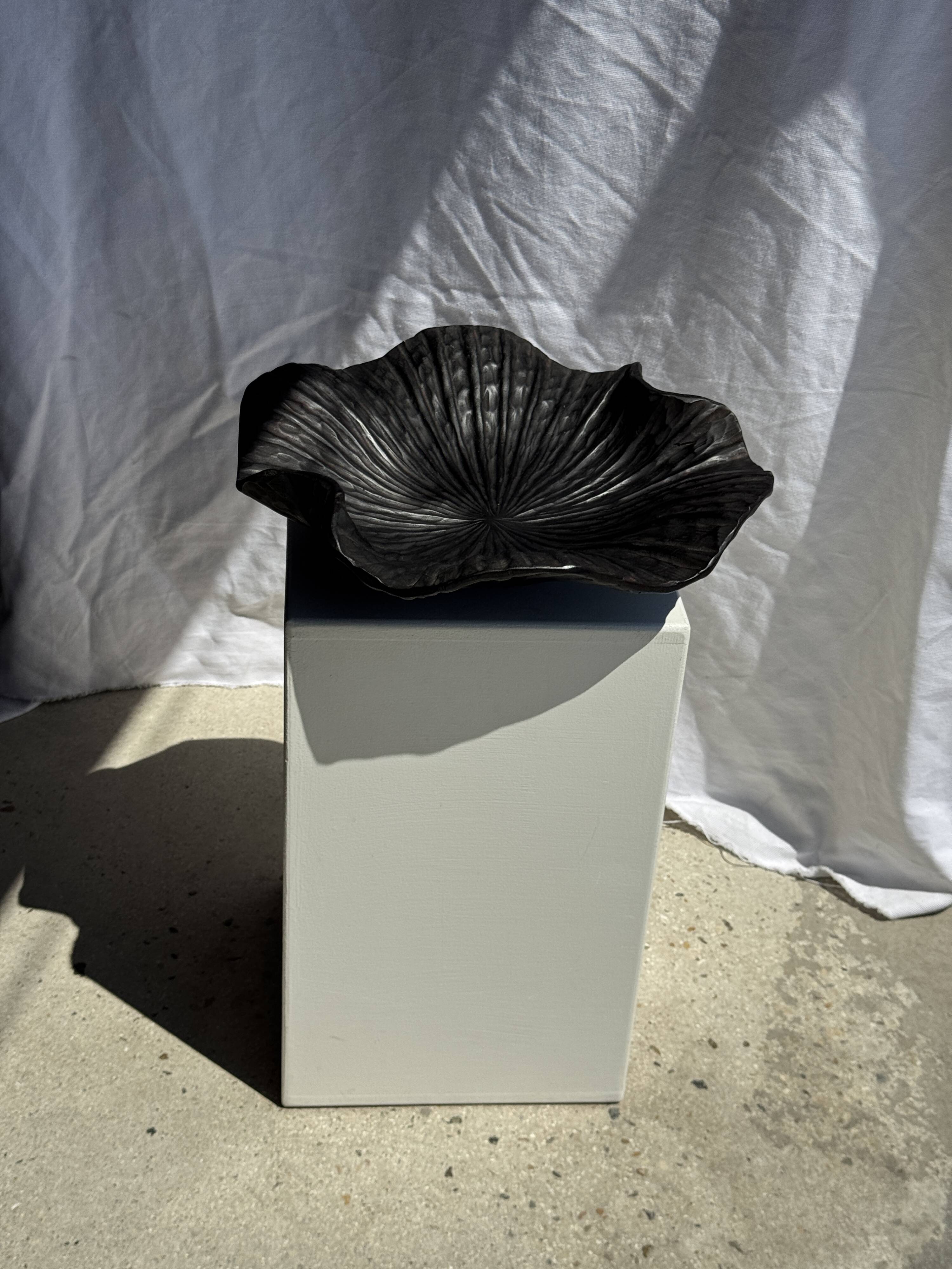 Coupe en teck noircie en forme de feuille ou fleur monoxyle H10 D41