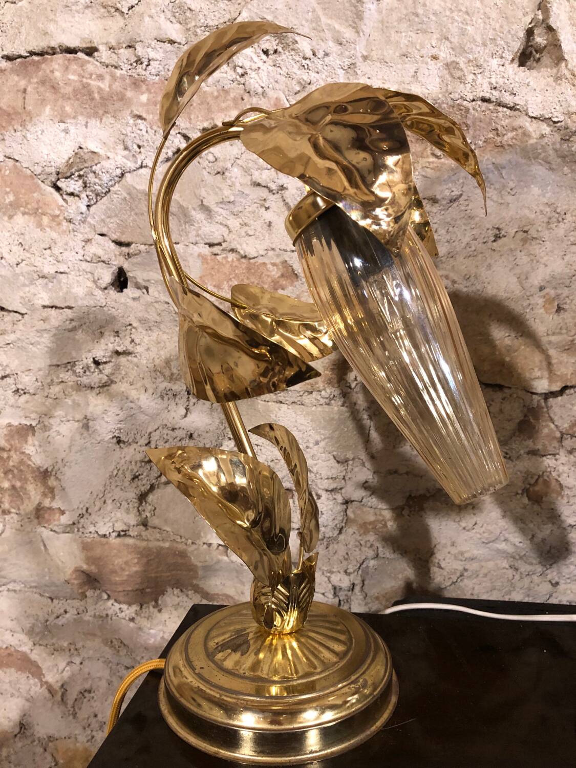 Golden foliage table lamp