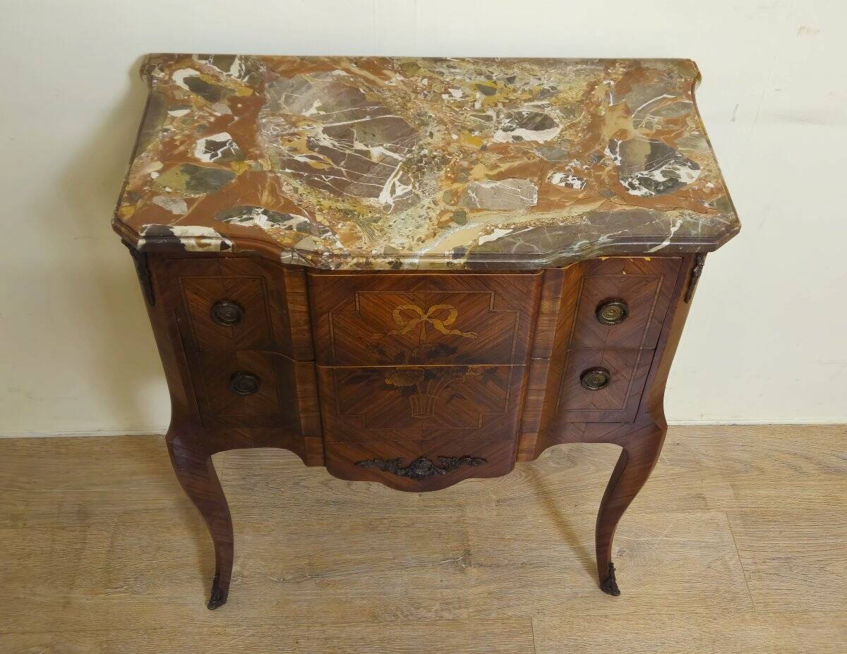 Louis XV style commode with a projection in marquetry.