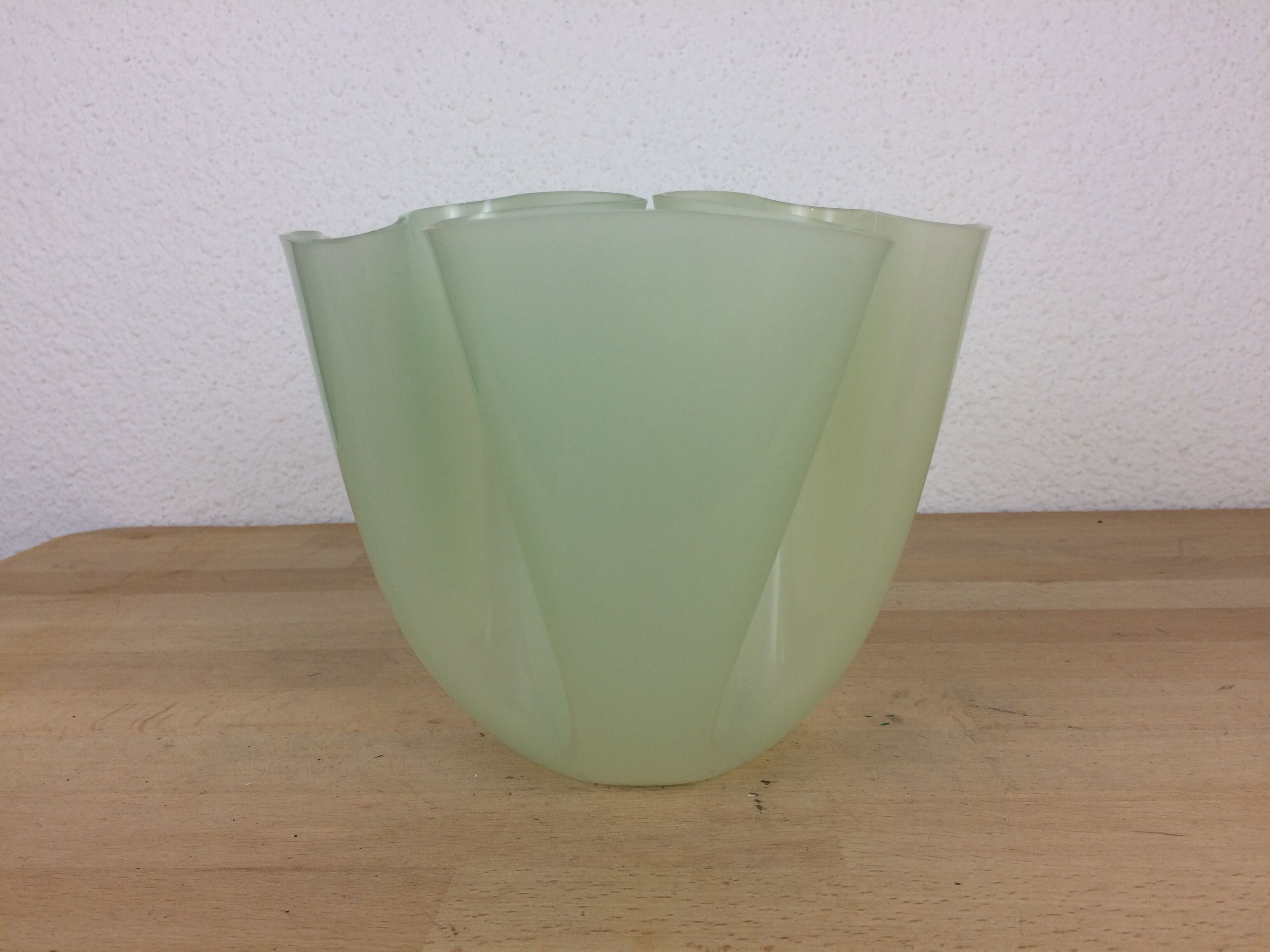 Handkerchief vase Guzzini plexiglass green 70s
