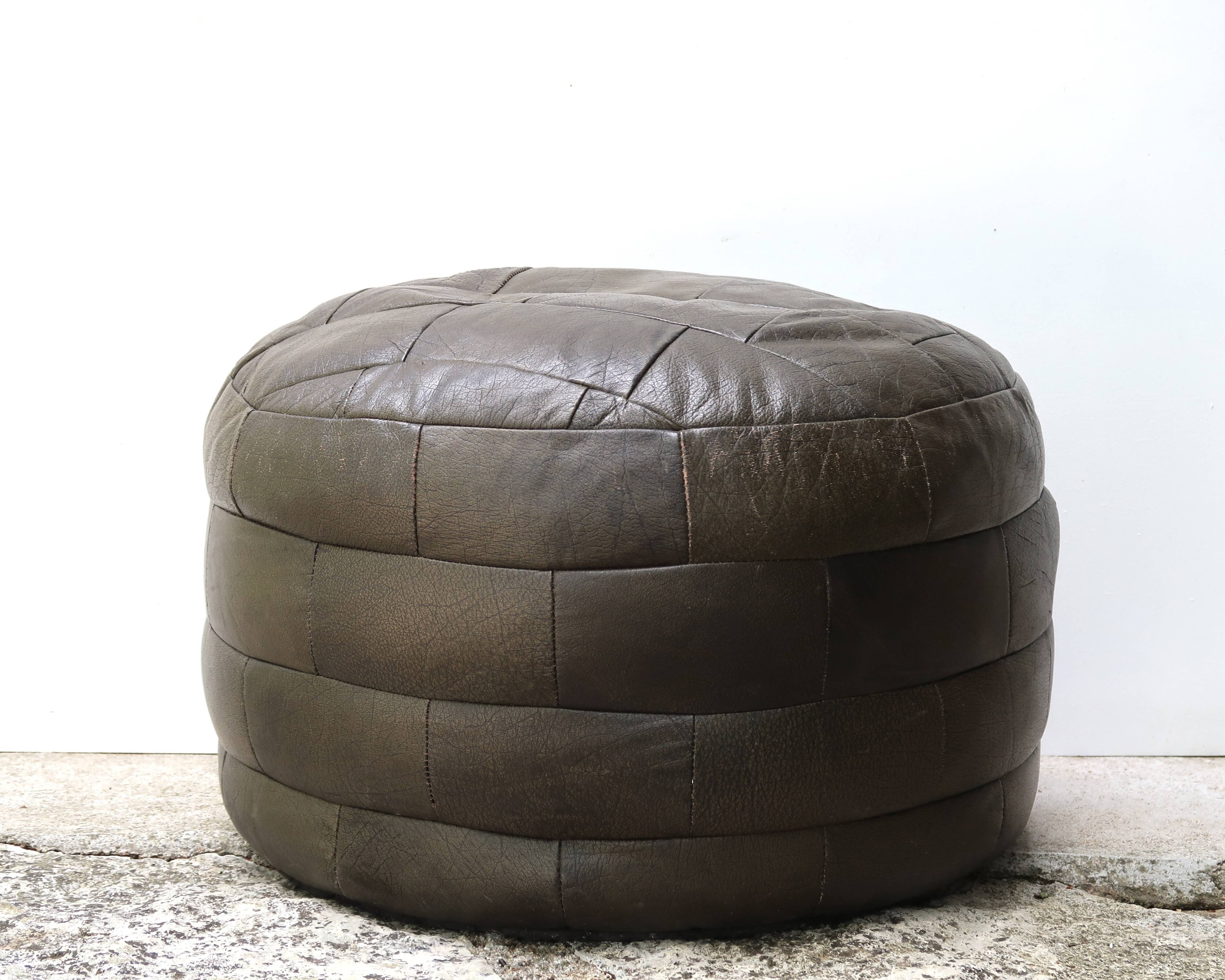 Round De Sede pouf in brown leather patchwork, 1970s.