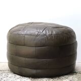 Round De Sede pouf in brown leather patchwork, 1970s.