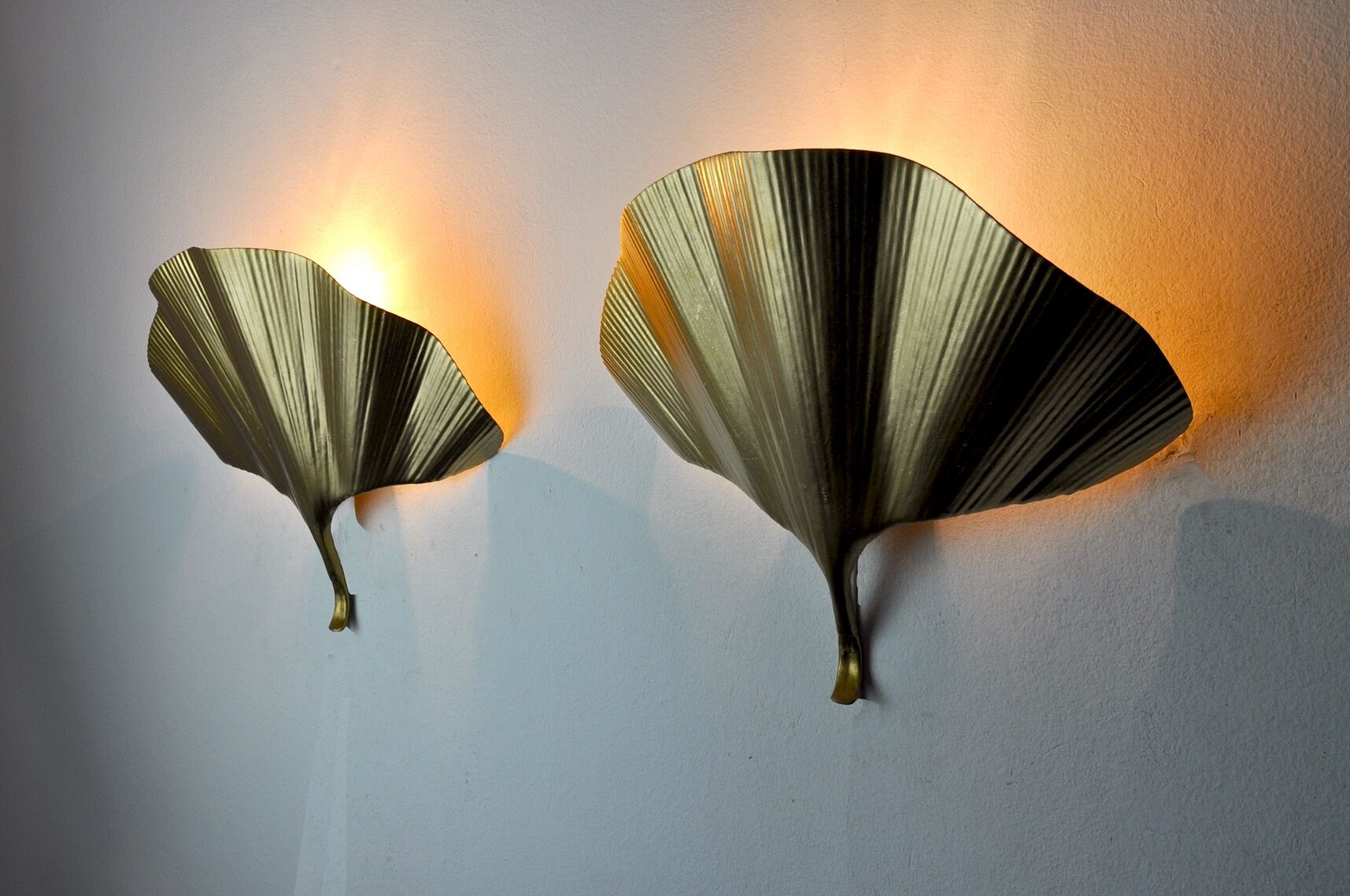 Pair of ginkgo wall lamps, gilded metal, Italy, 1970