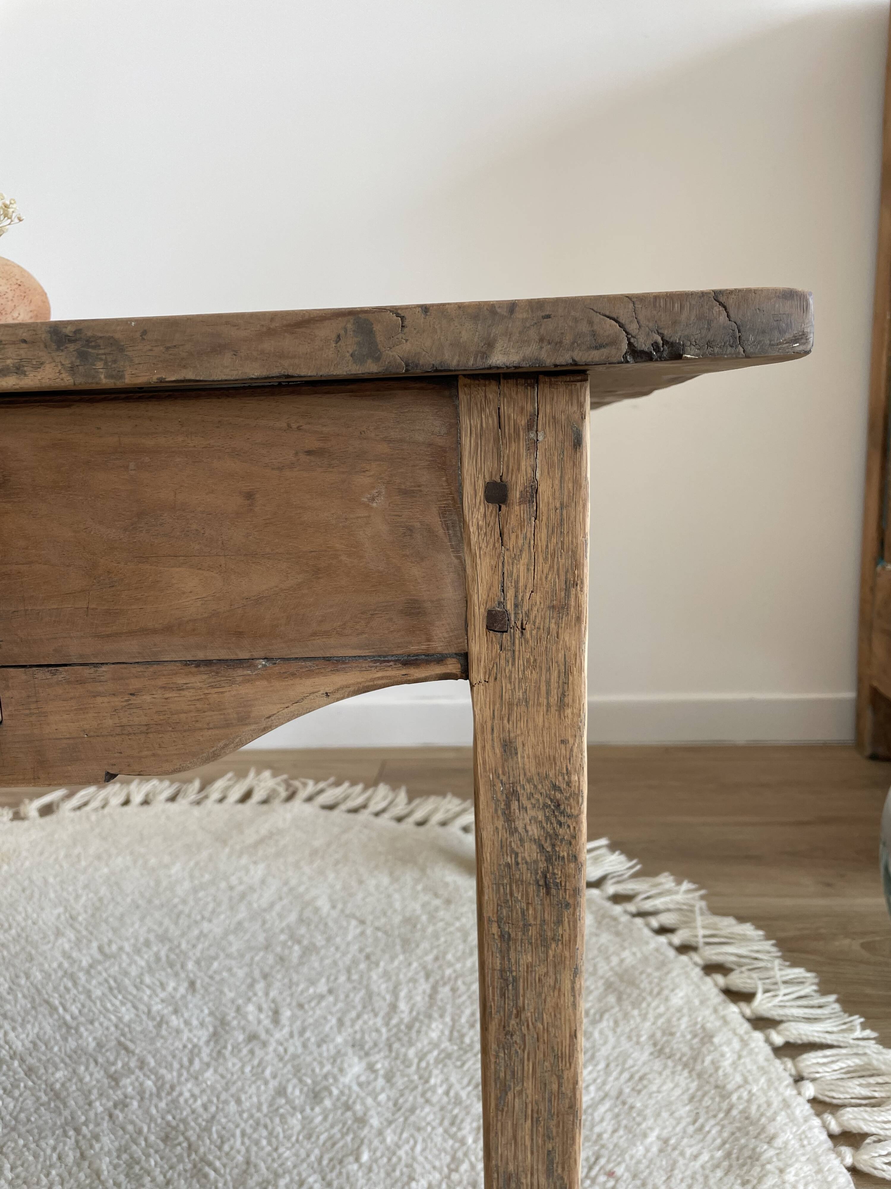 Table basse de ferme ancienne en bois brut