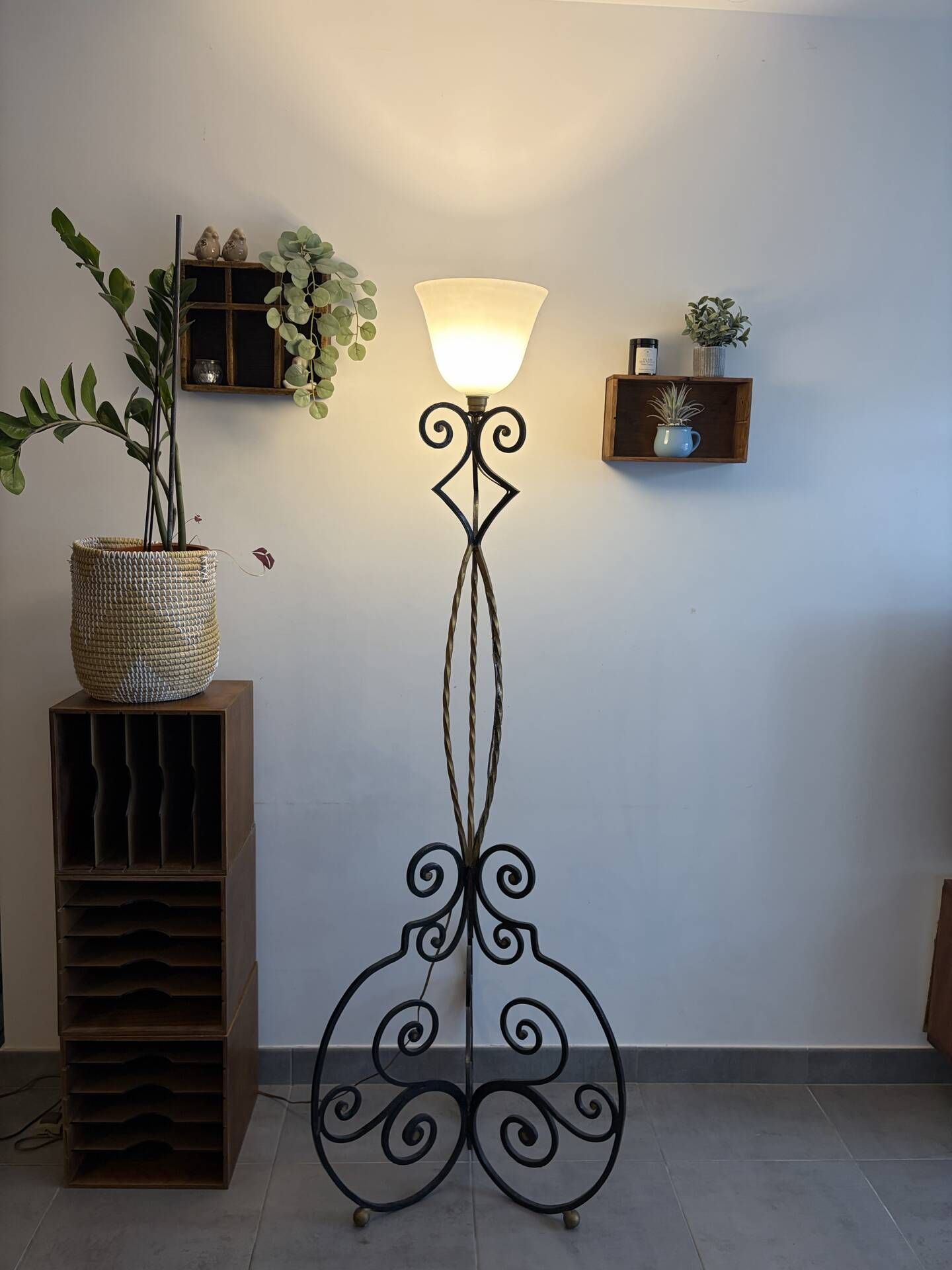 Vintage floor lamp in wrought iron and opaline.