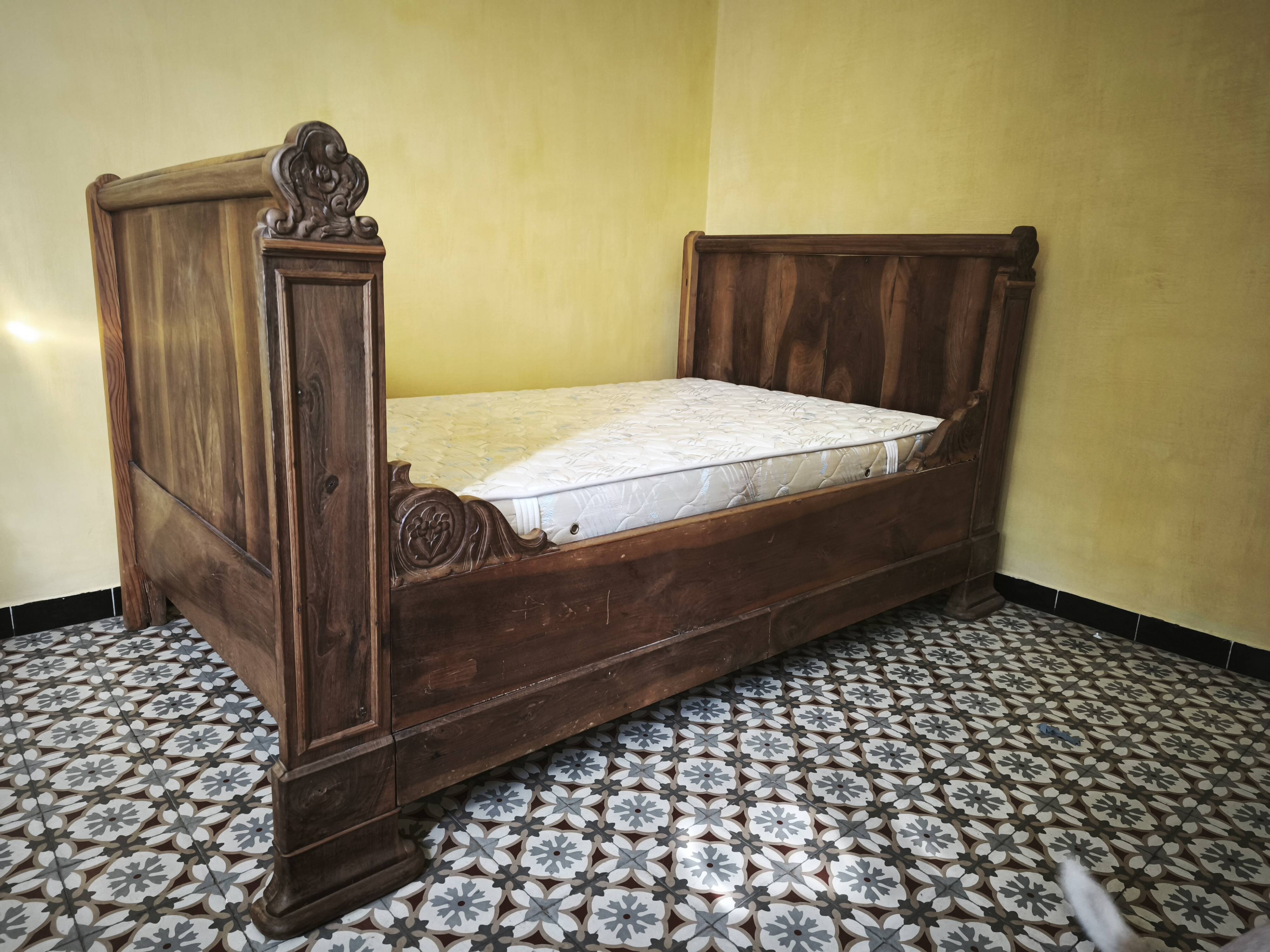 Ancien lit double en bois massif sculpté – décor floral et feuillagé – bell