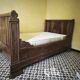Ancien lit double en bois massif sculpté – décor floral et feuillagé – bell