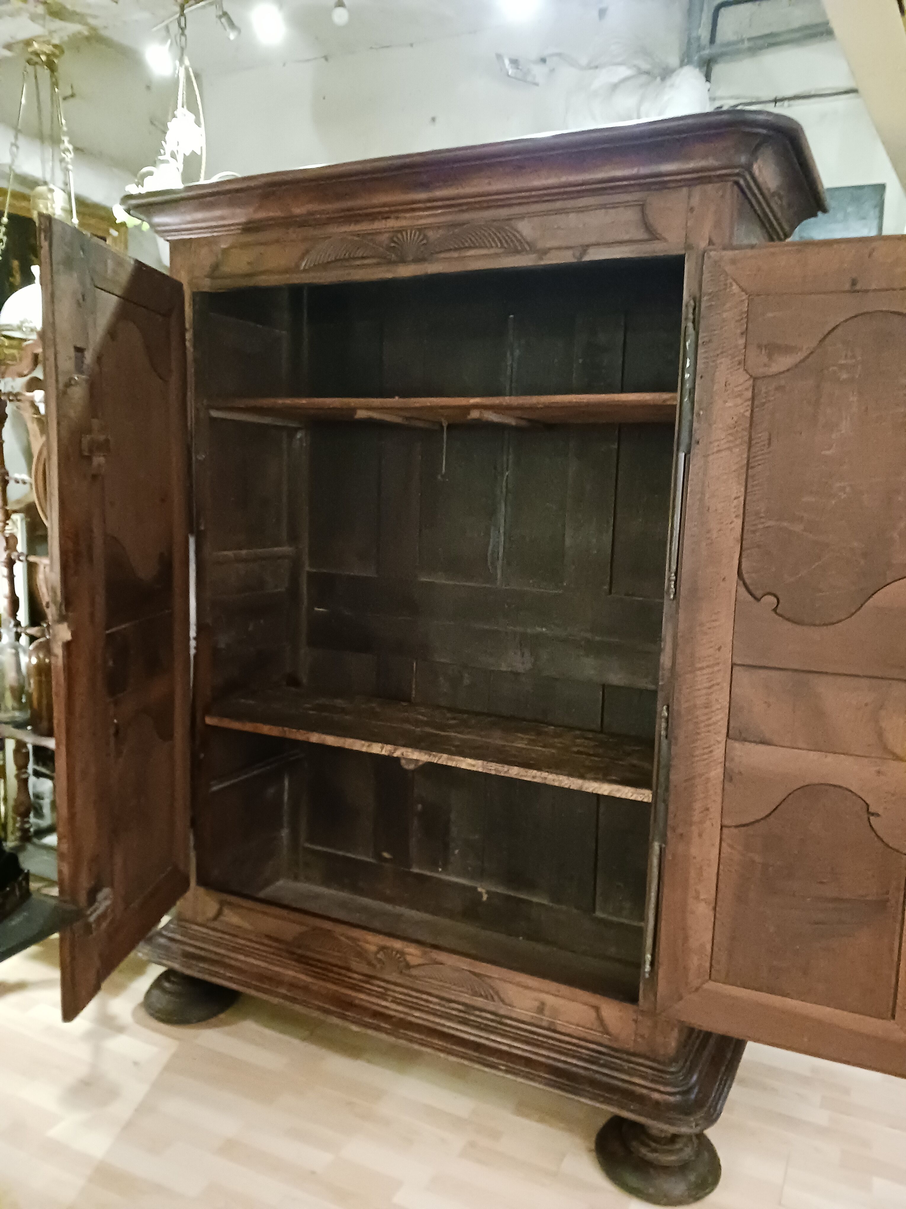 Armoire d'époque Régence 1715-1723 en noyer massif