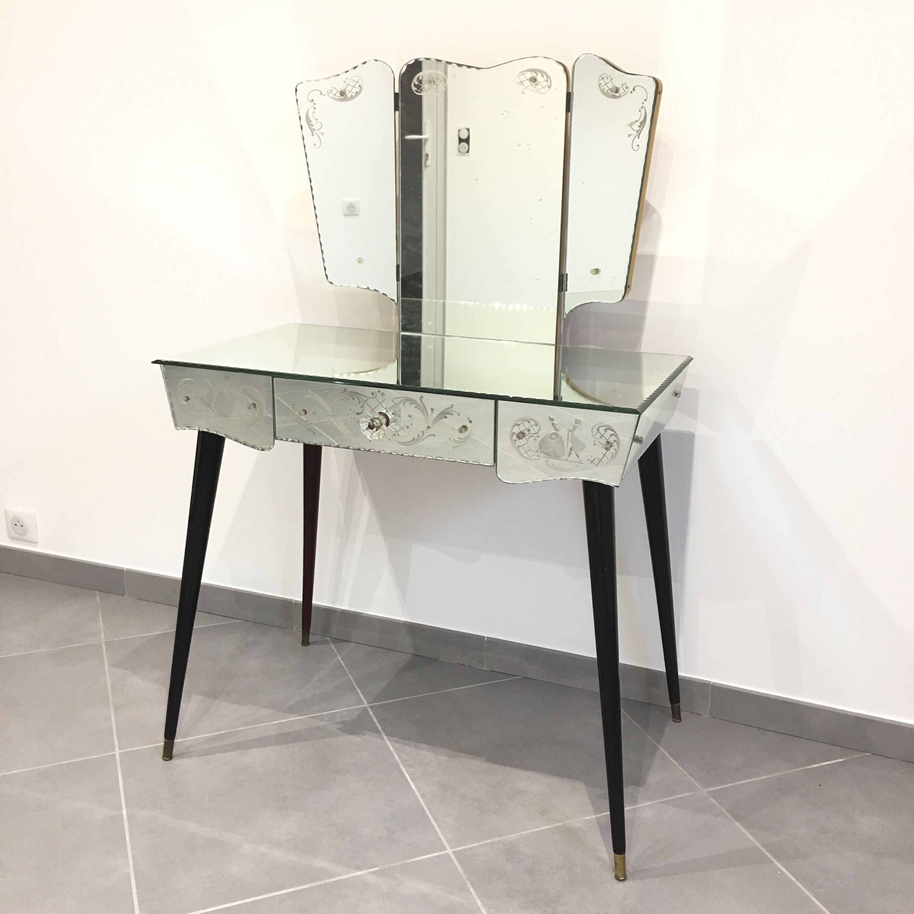 Dressing table vintage art déco in mirror