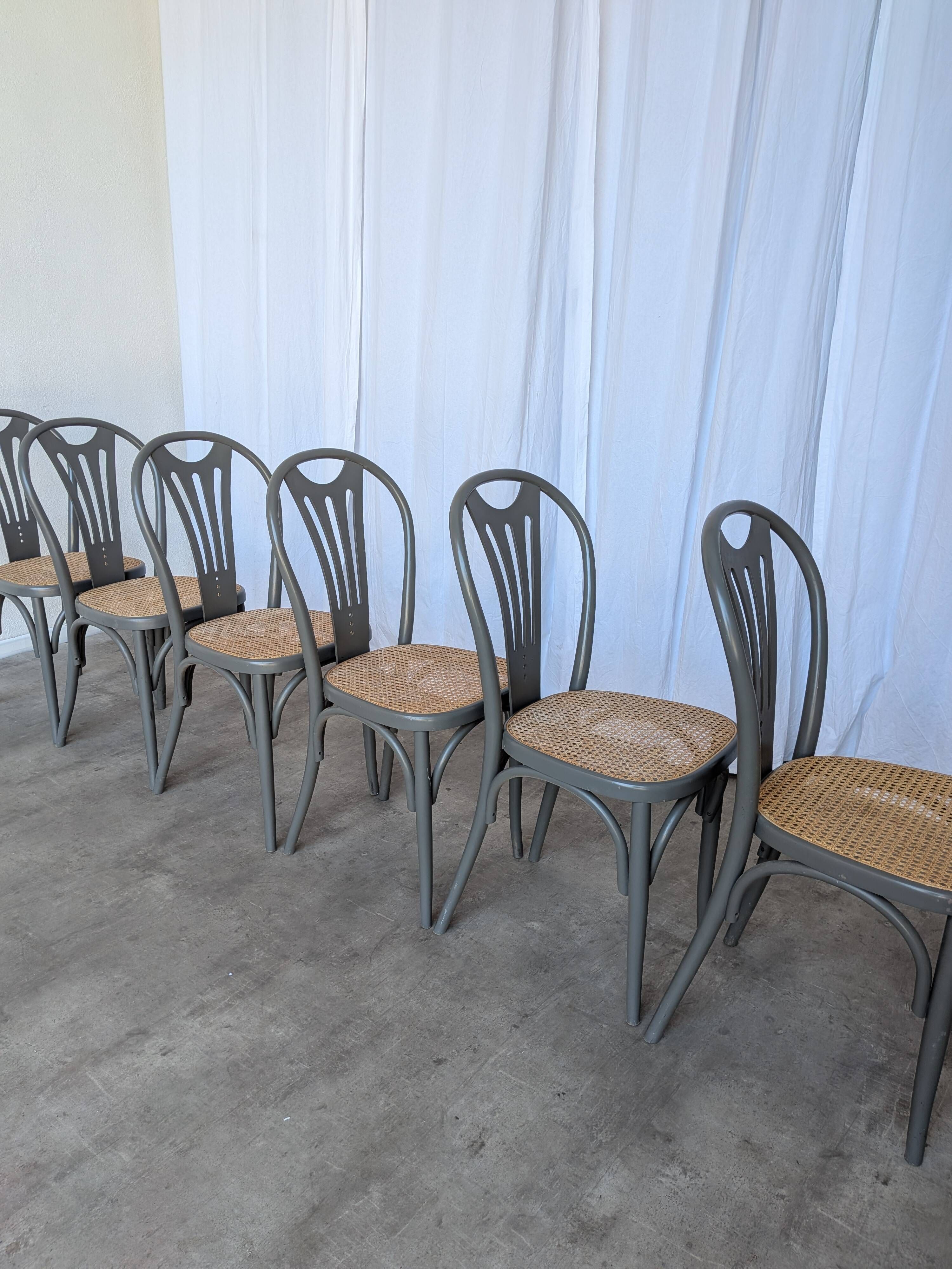 Ensemble de 6 chaises de salle à manger vintage grises en bois cintré : style Thonet, assise en cannage.