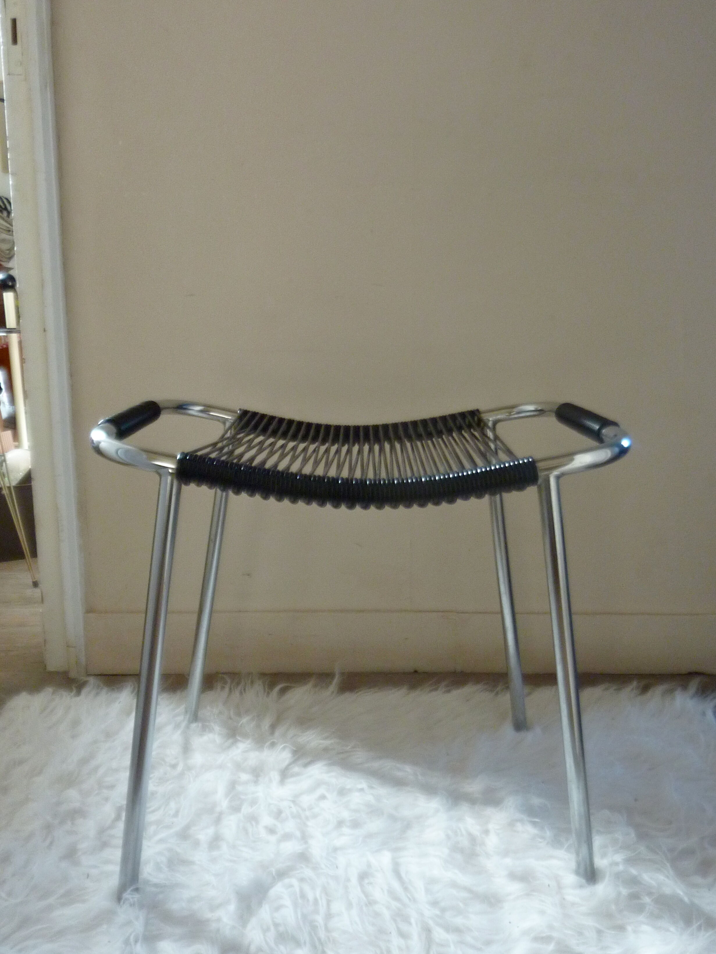 Tabouret en scoubidou noir et chrome des années 60
