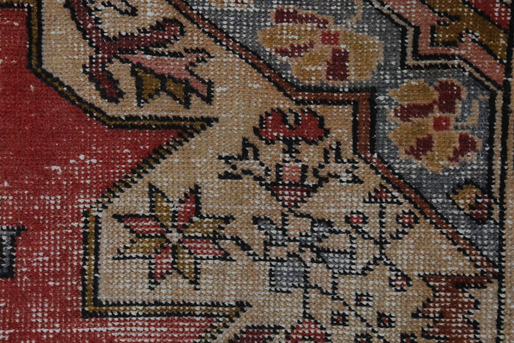 Vintage Turkish rug in beige and red with oriental design, 135 × 210 cm