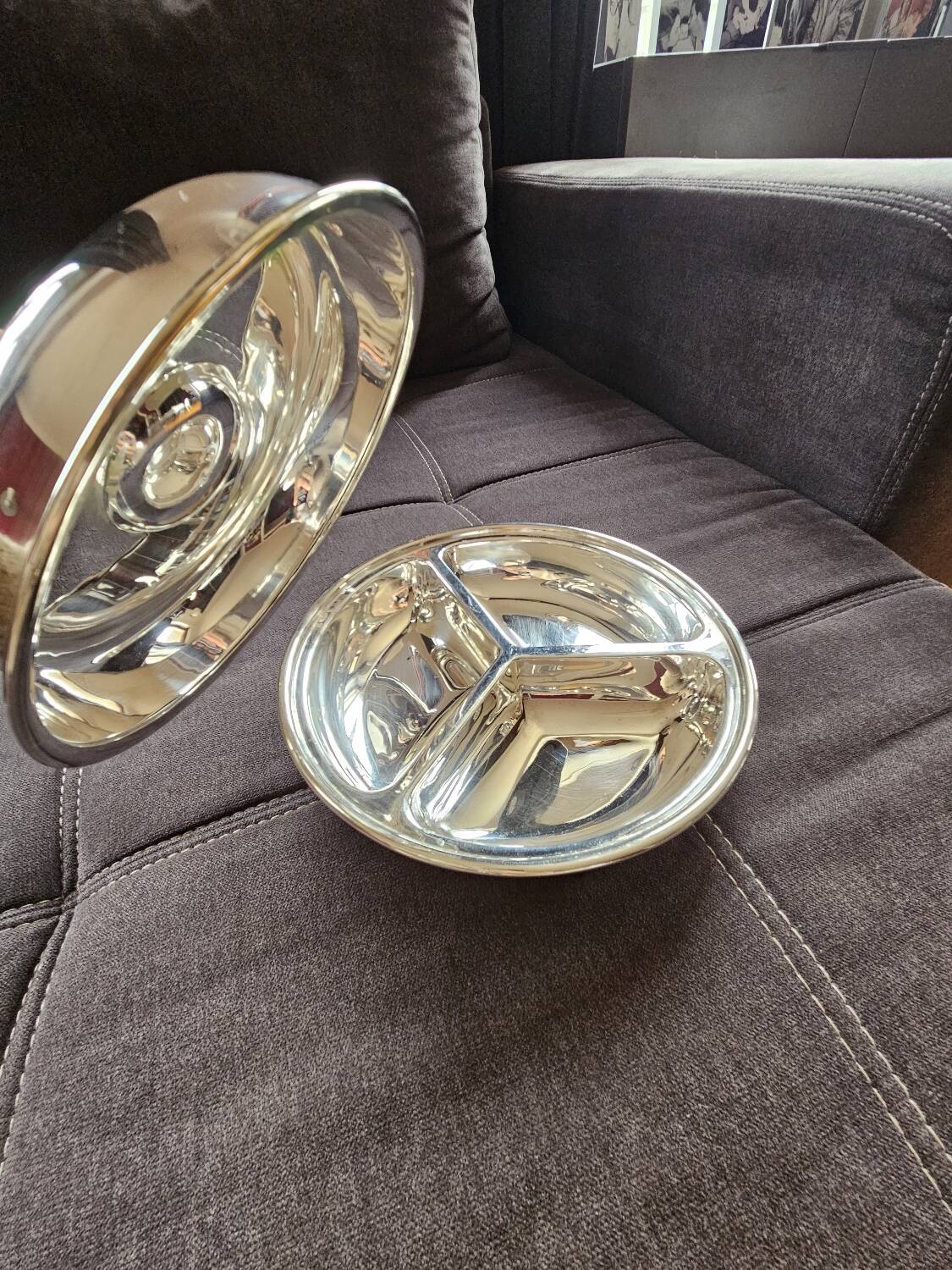 Dish with 3 compartments and lid