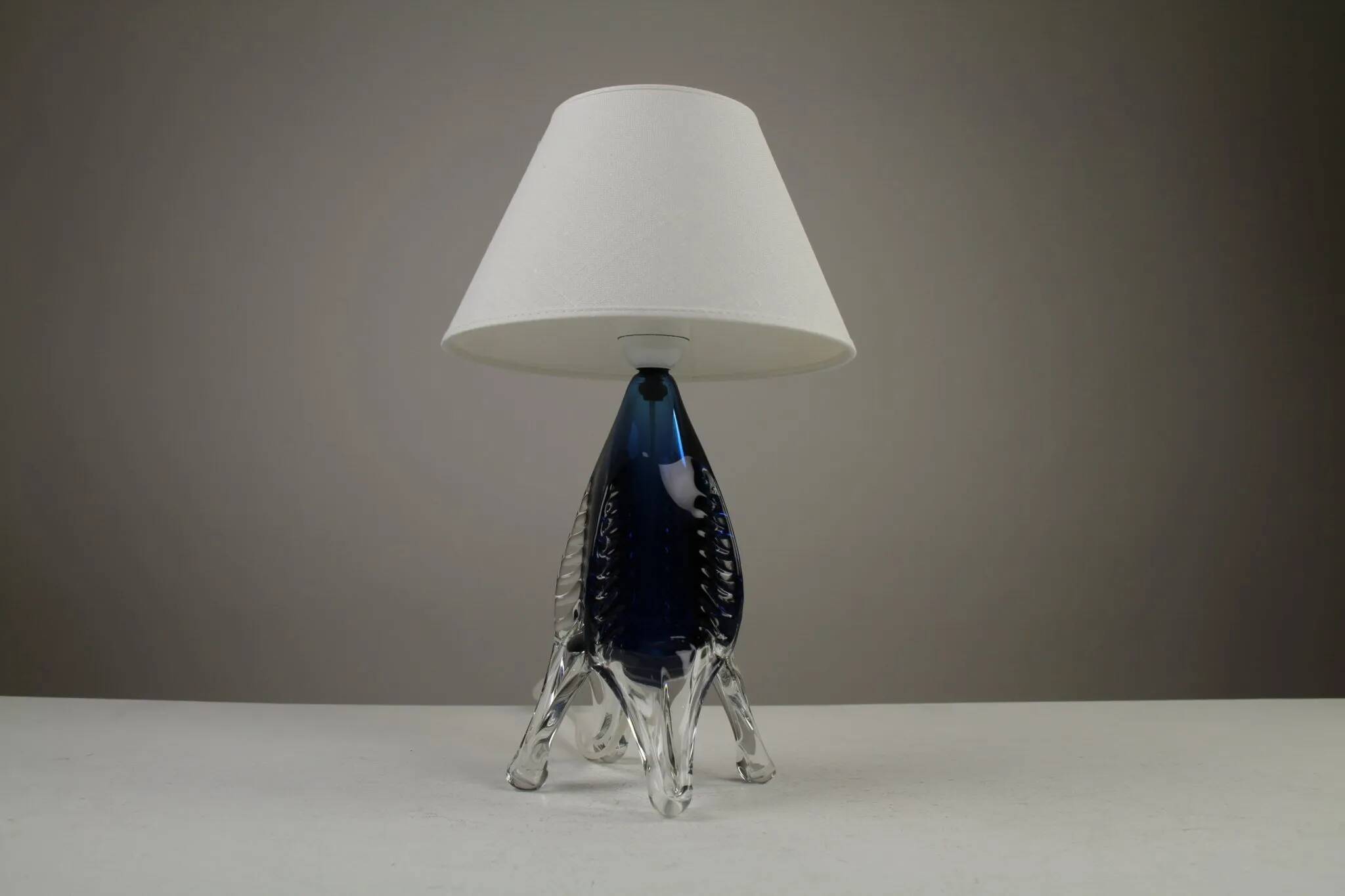 Lampe de table en verre art bleu et cristal — Suède, vers 1955-1965