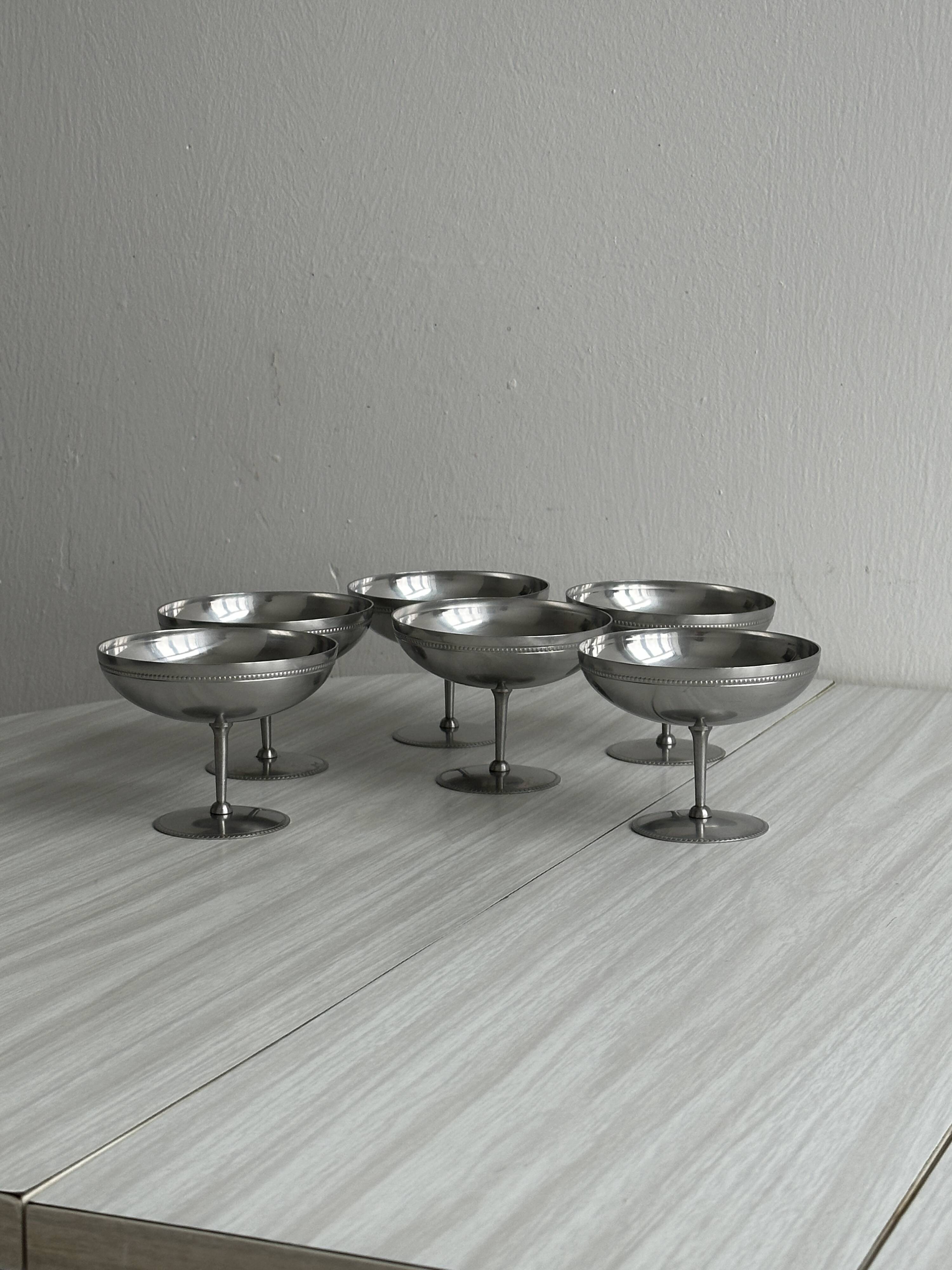 Set of 6 metal footed bowls in shiny finish.