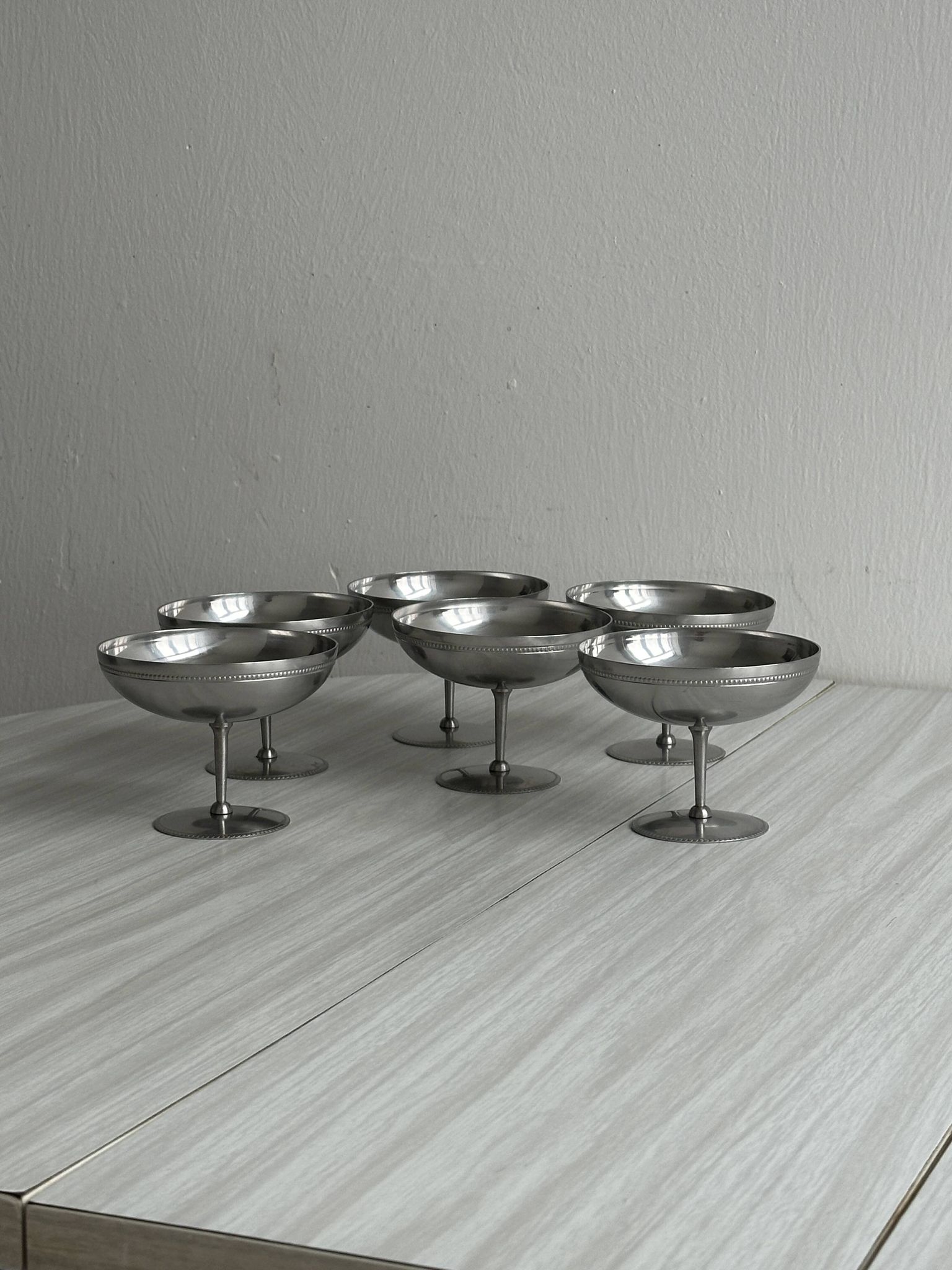Set of 6 metal footed bowls in shiny finish.