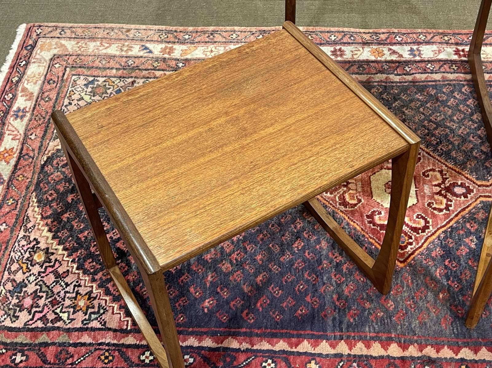 Suite de 3 tables gigognes anglaises en teck des années 70, G-Plan