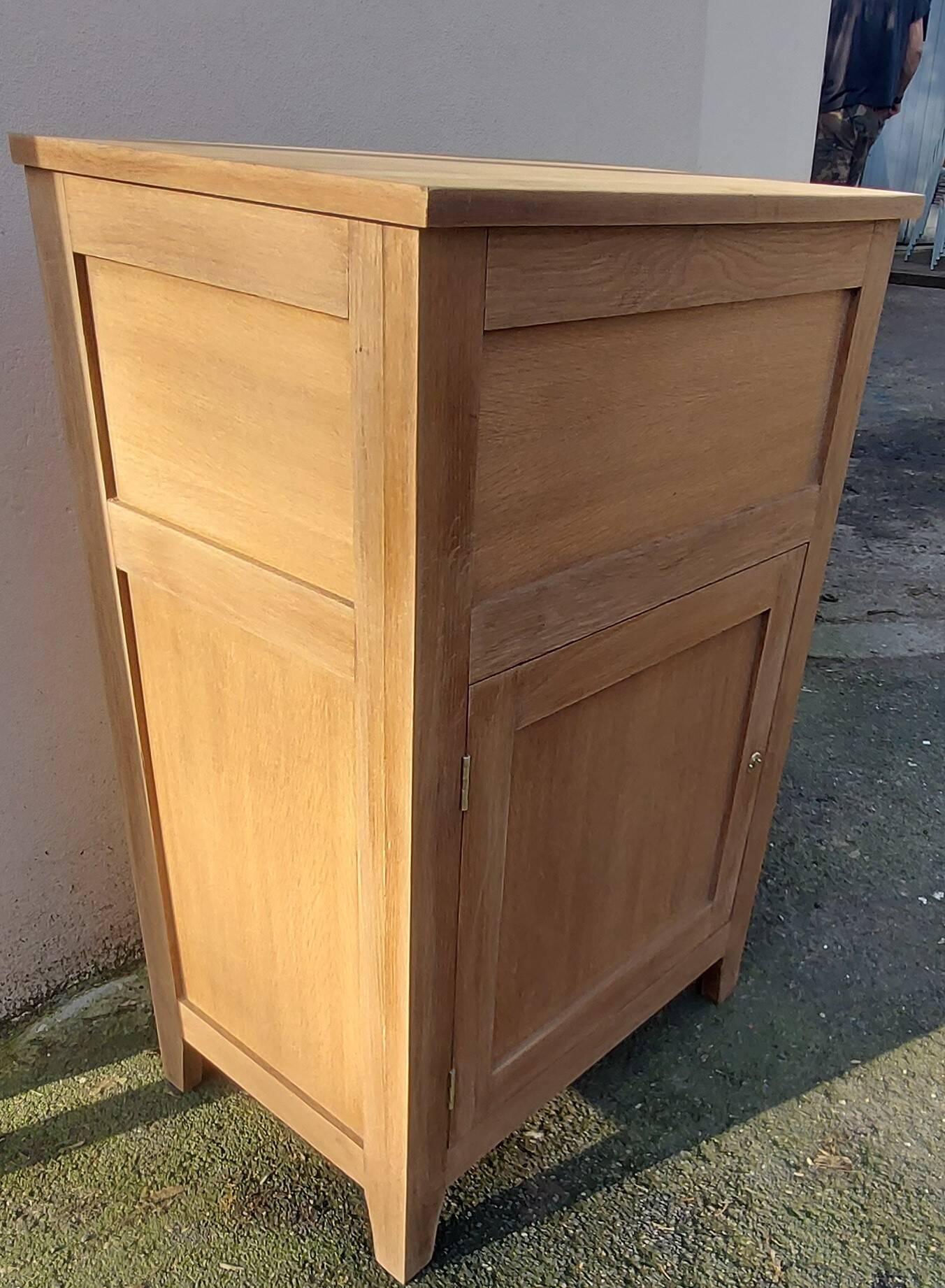 Beautiful piece of furniture from the 1940s with 1 lid + 1 door with key.
