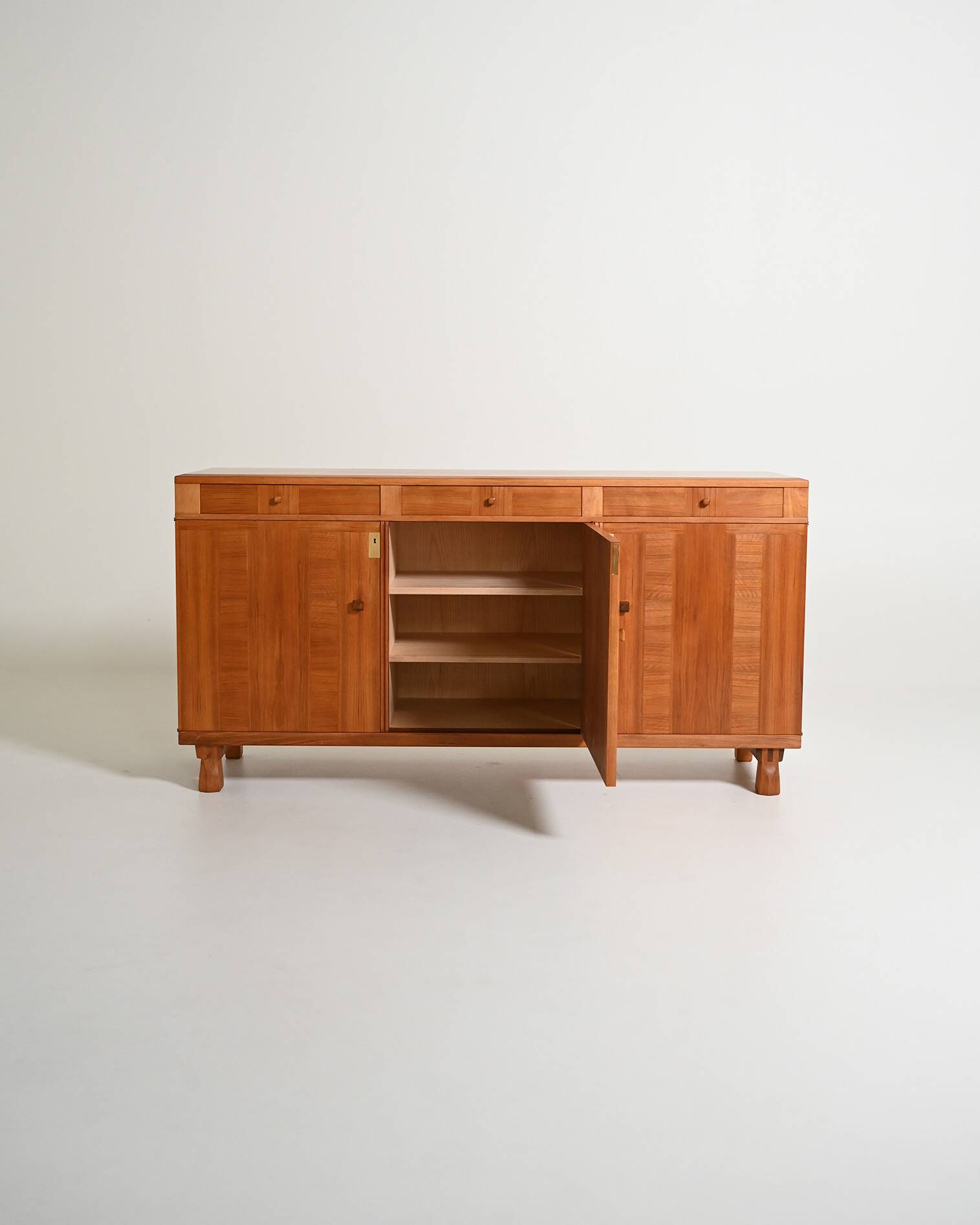 Buffet "Ambassadör" par Carl Malmsten pour Åfors Möbelfabrik, années 1950.